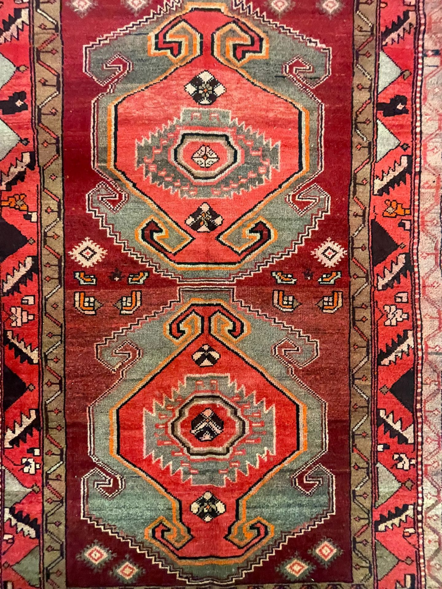 AN EARLY 20TH CENTURY PERSIAN ISLAMIC TAFRESH CARPET RUG - Image 4 of 4