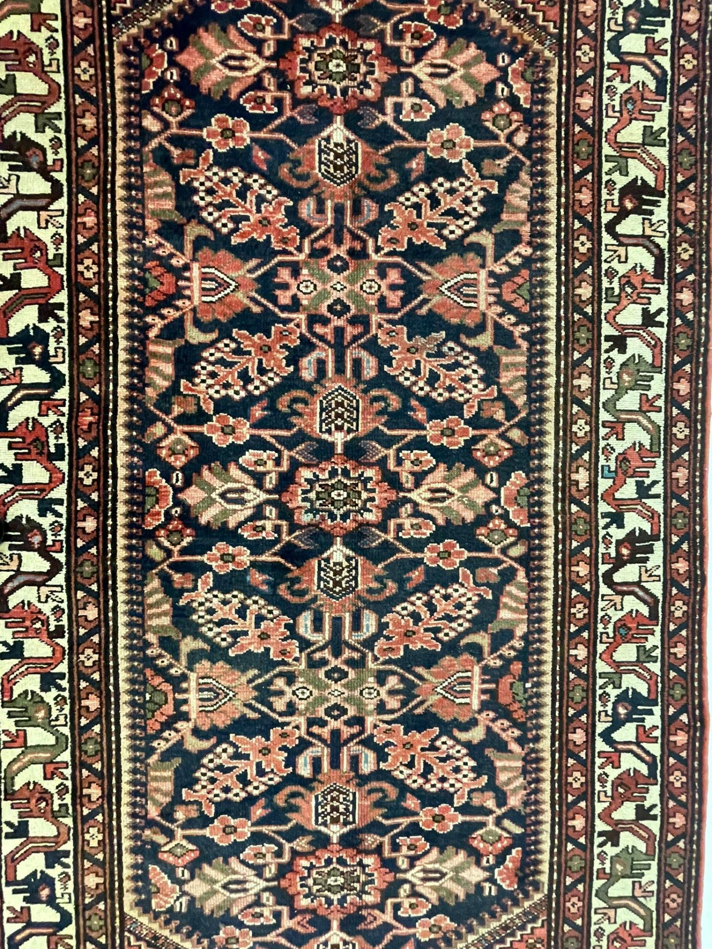 AN EARLY 20TH CENTURY PERSIAN ISLAMIC MALAYER FLOOR CARPET RUG - Bild 2 aus 4