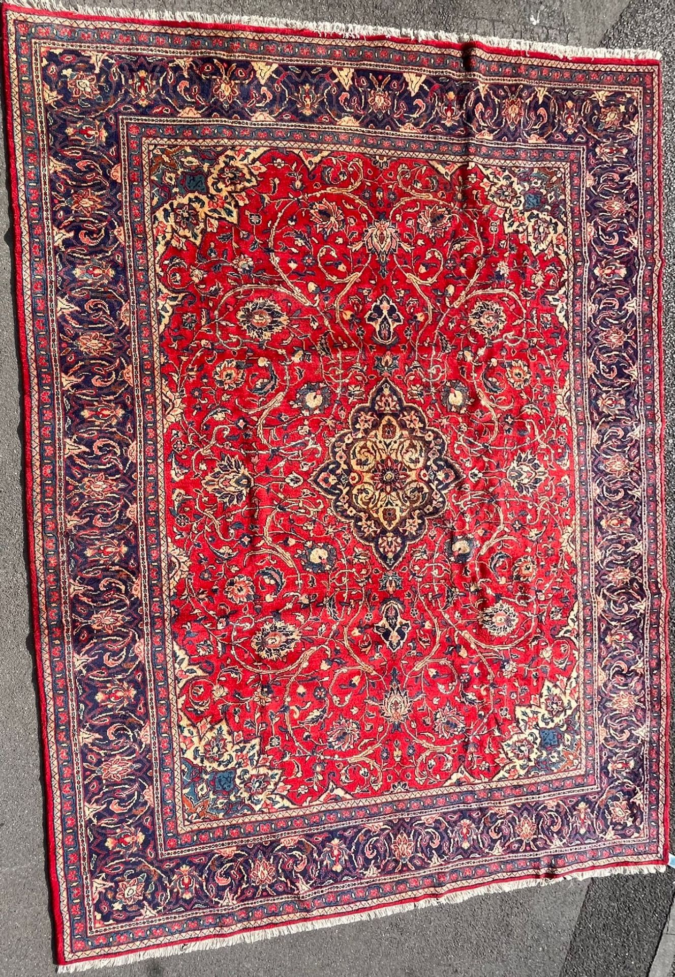 AN EARLY 20TH CENTURY PERSIAN ISLAMIC SAROUK FLOOR CARPET RUG