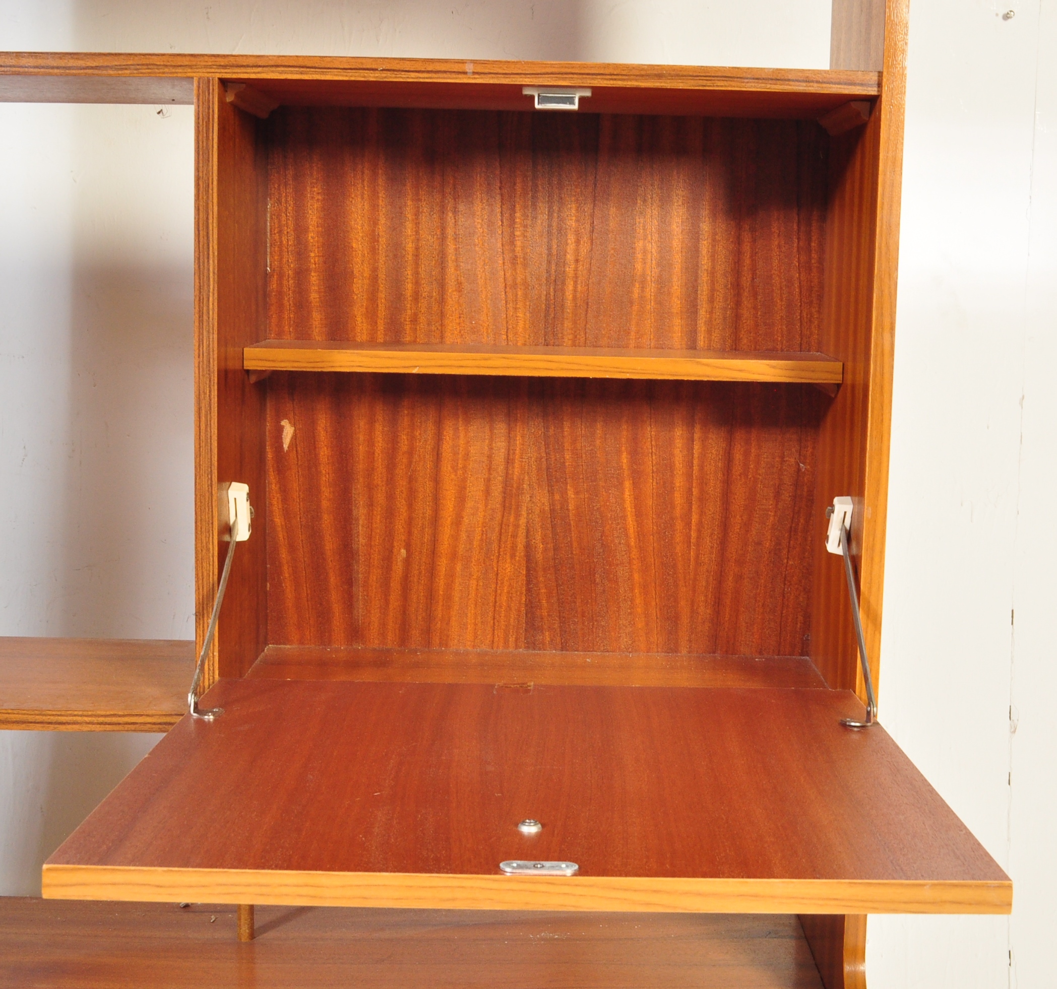 MID 20TH CENTURY TEAK WALL CABINET - Image 3 of 5