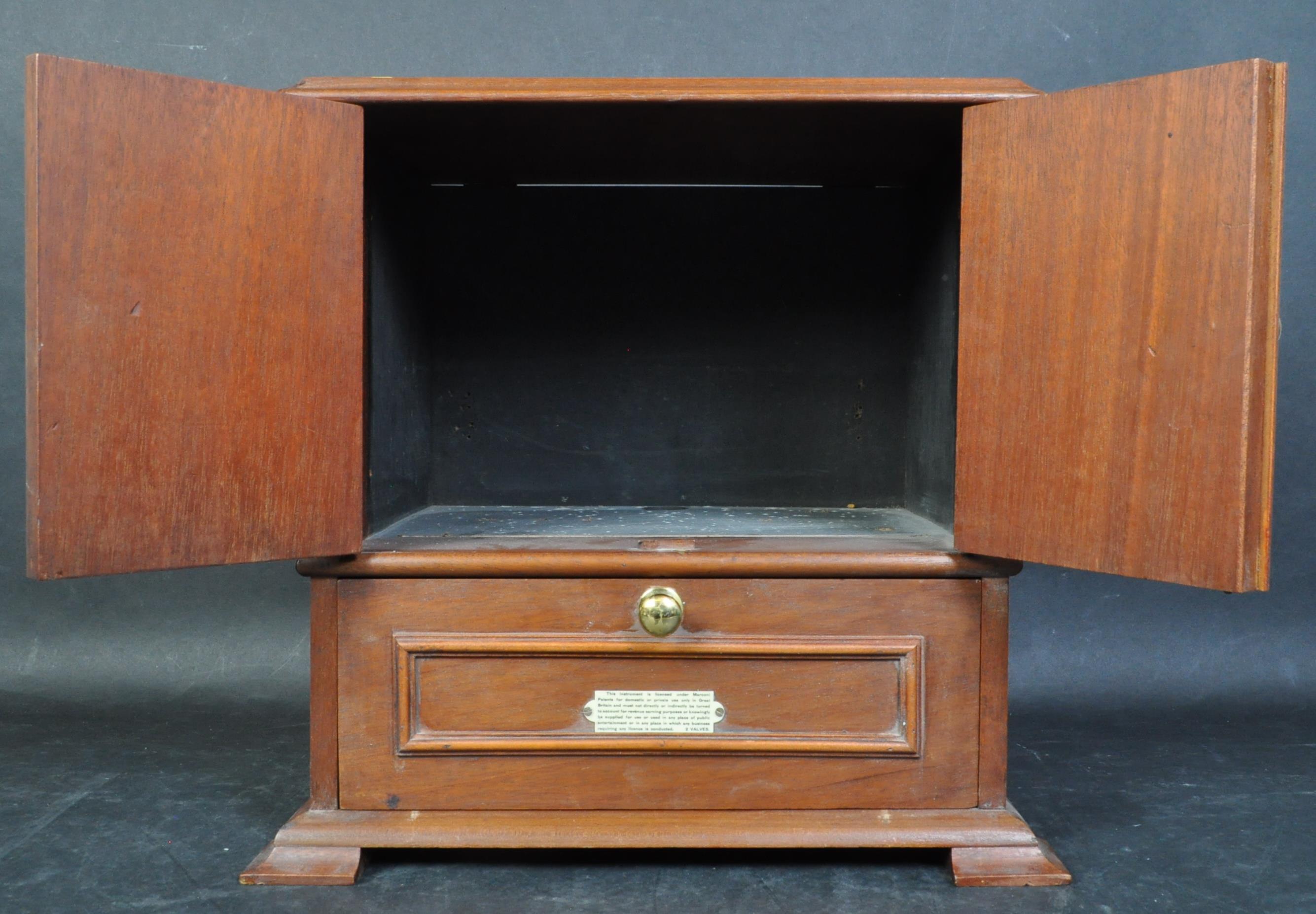 VINTAGE RETRO 1940S WOODEN RADIO BOX / MUSICAL CABINET - Image 8 of 10