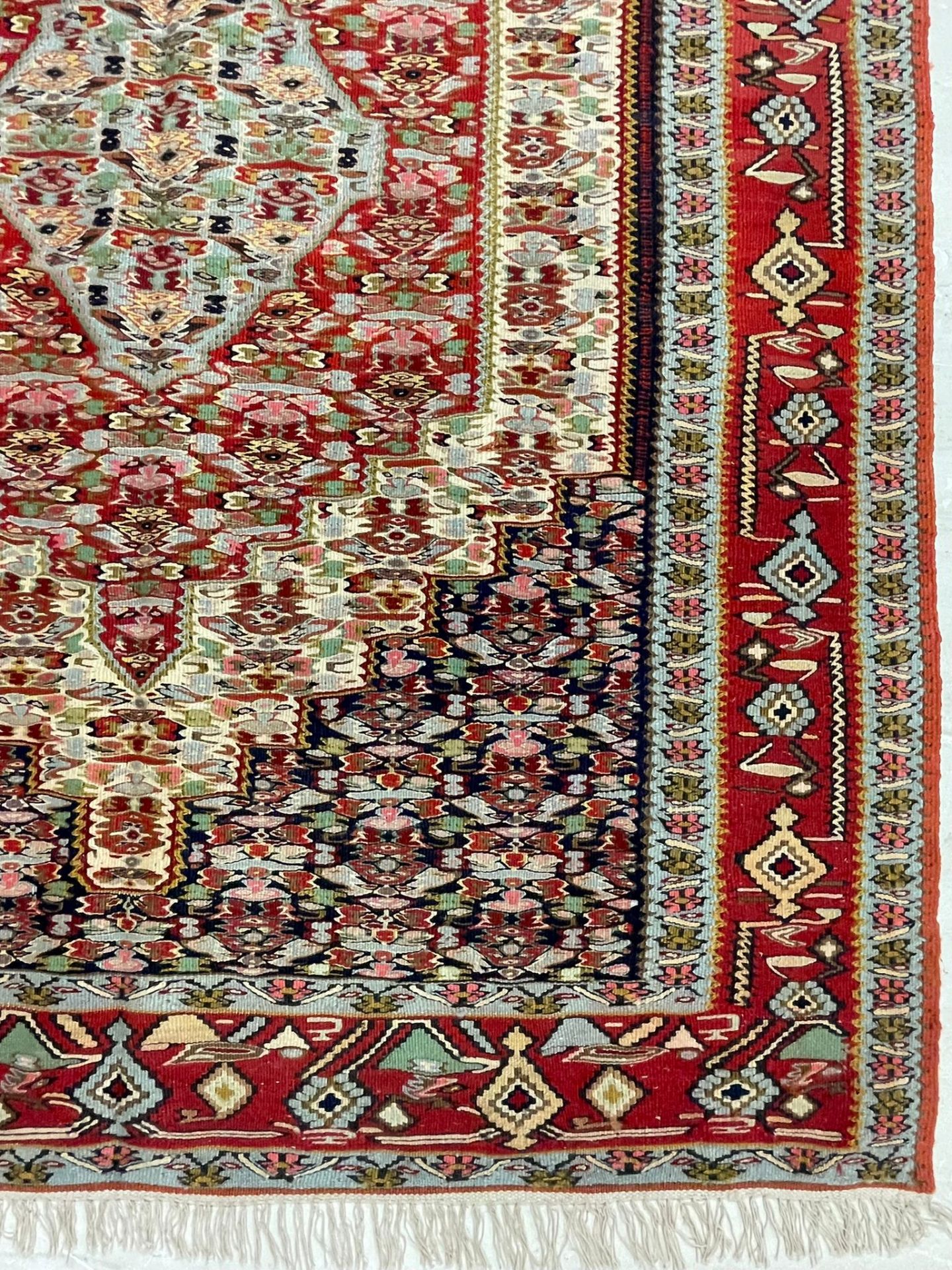 AN EARLY 20TH CENTURY KURDISH ISLAMIC SENNEH KILIM FLOOR RUG - Bild 4 aus 4