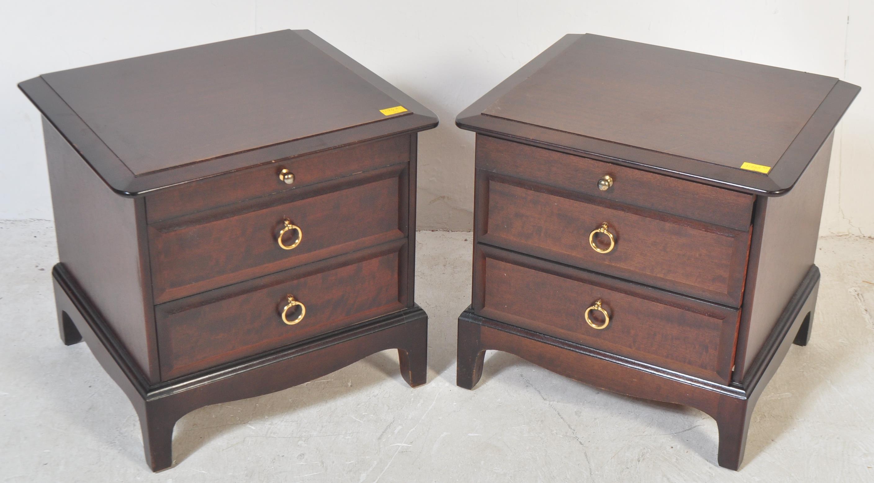 PAIR OF STAG MAHOGANY MINSTREL PATTERN BEDSIDE CHESTS - Image 2 of 5
