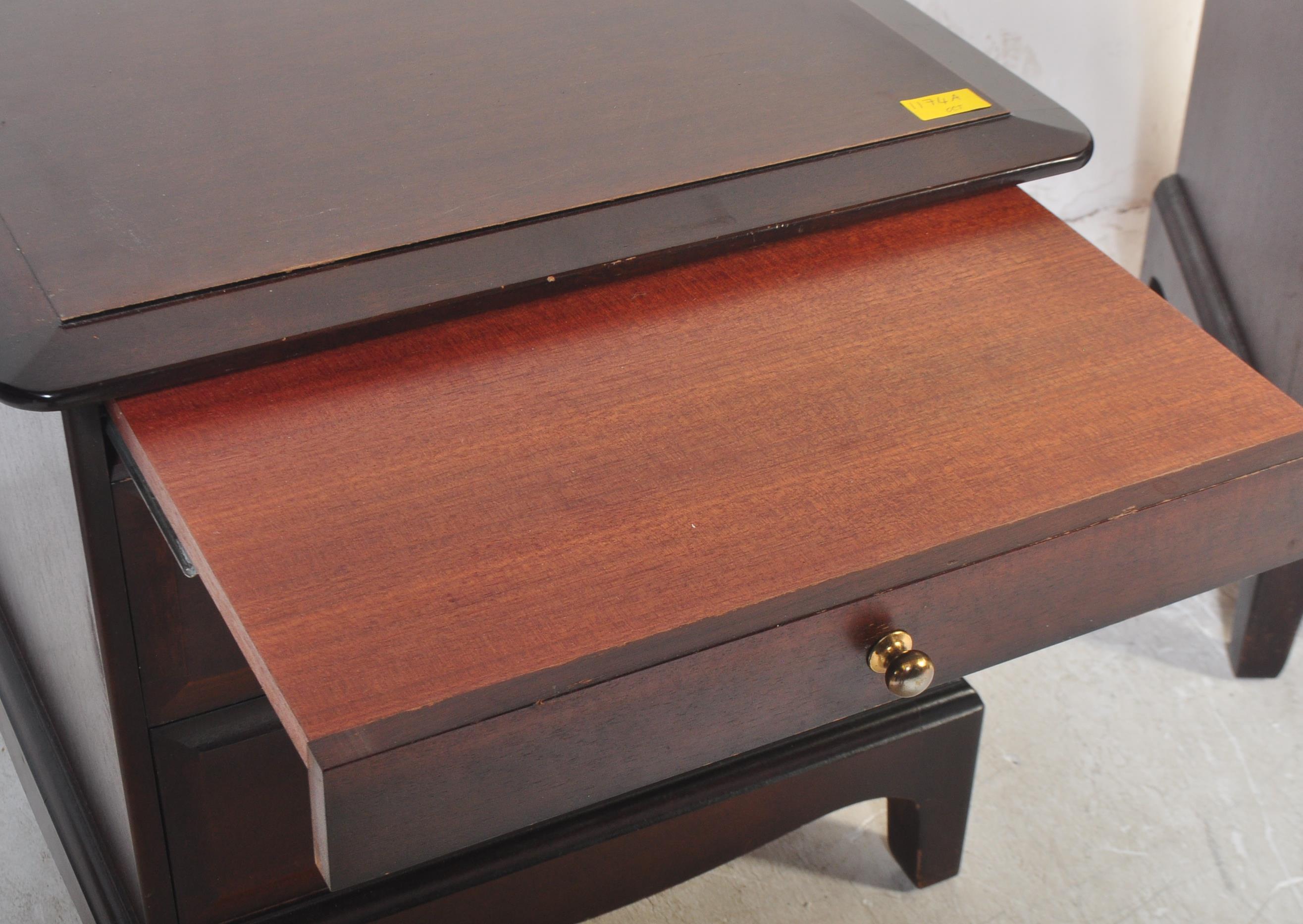 PAIR OF STAG MAHOGANY MINSTREL PATTERN BEDSIDE CHESTS - Image 3 of 5