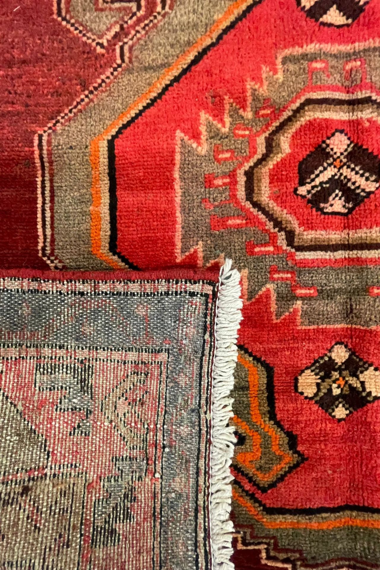 AN EARLY 20TH CENTURY PERSIAN ISLAMIC TAFRESH CARPET RUG - Image 2 of 4