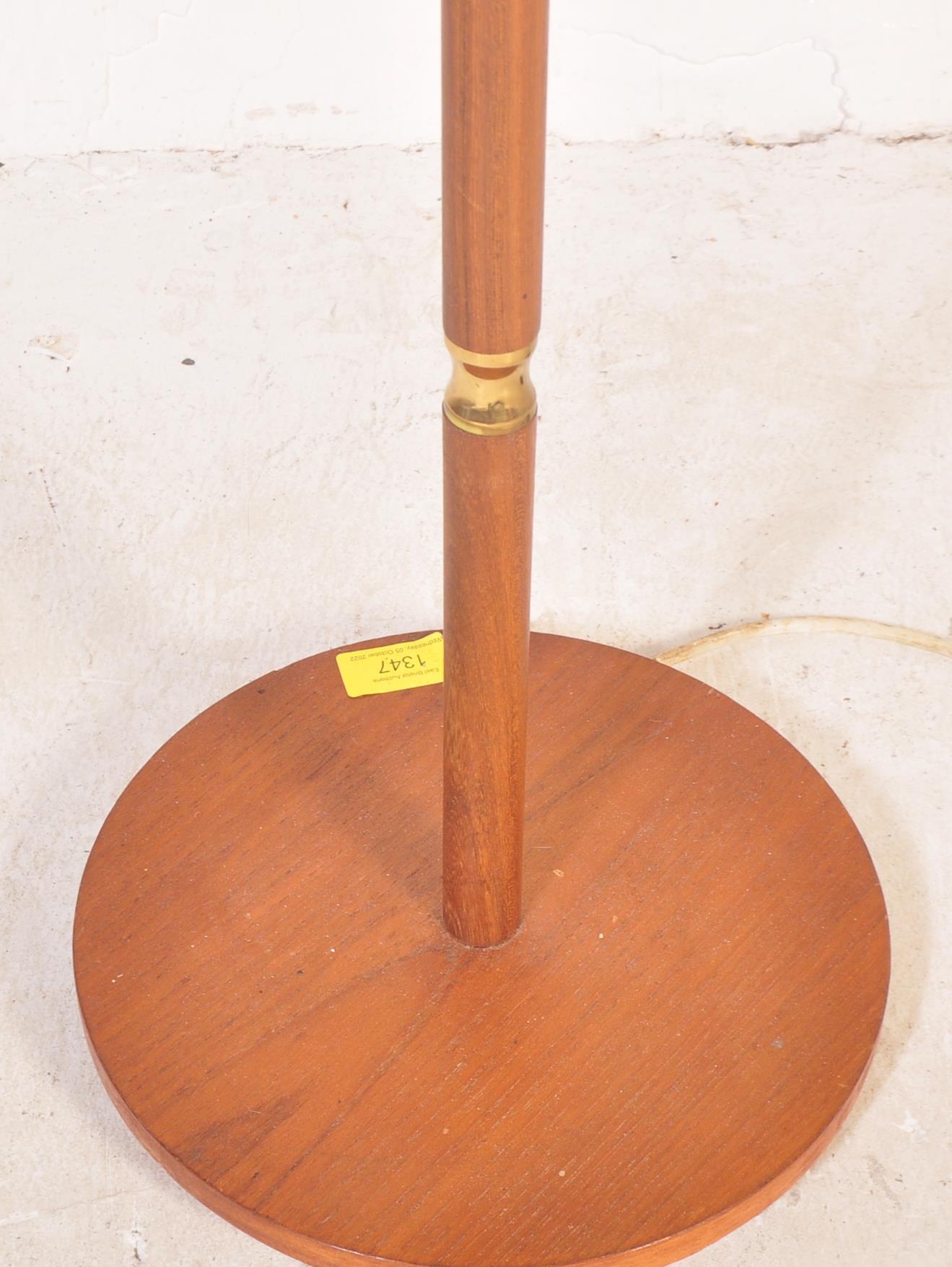 MID 20TH CENTURY TEAK AND BRASS STANDING LAMP - Bild 4 aus 5