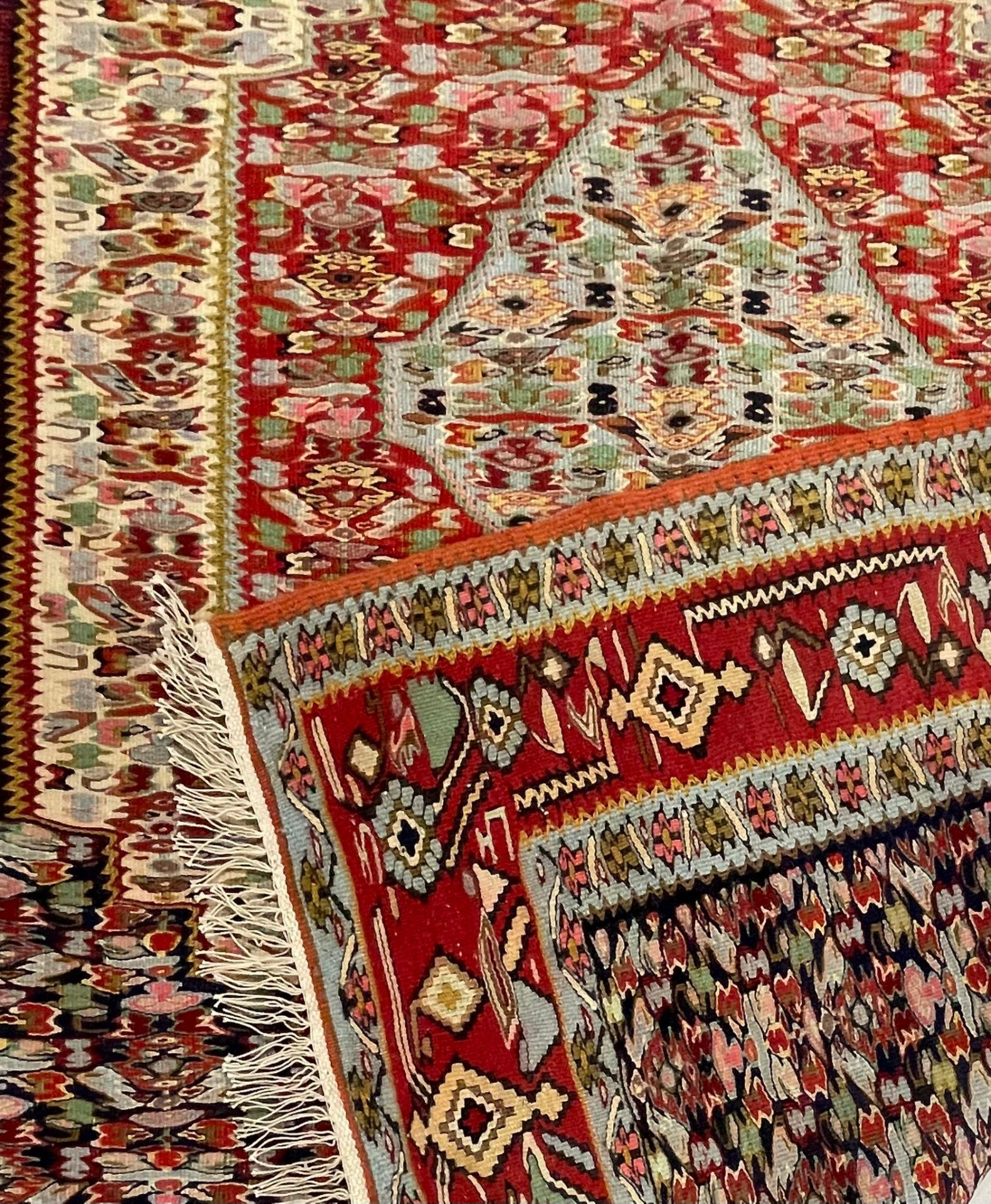 AN EARLY 20TH CENTURY KURDISH ISLAMIC SENNEH KILIM FLOOR RUG - Image 3 of 4