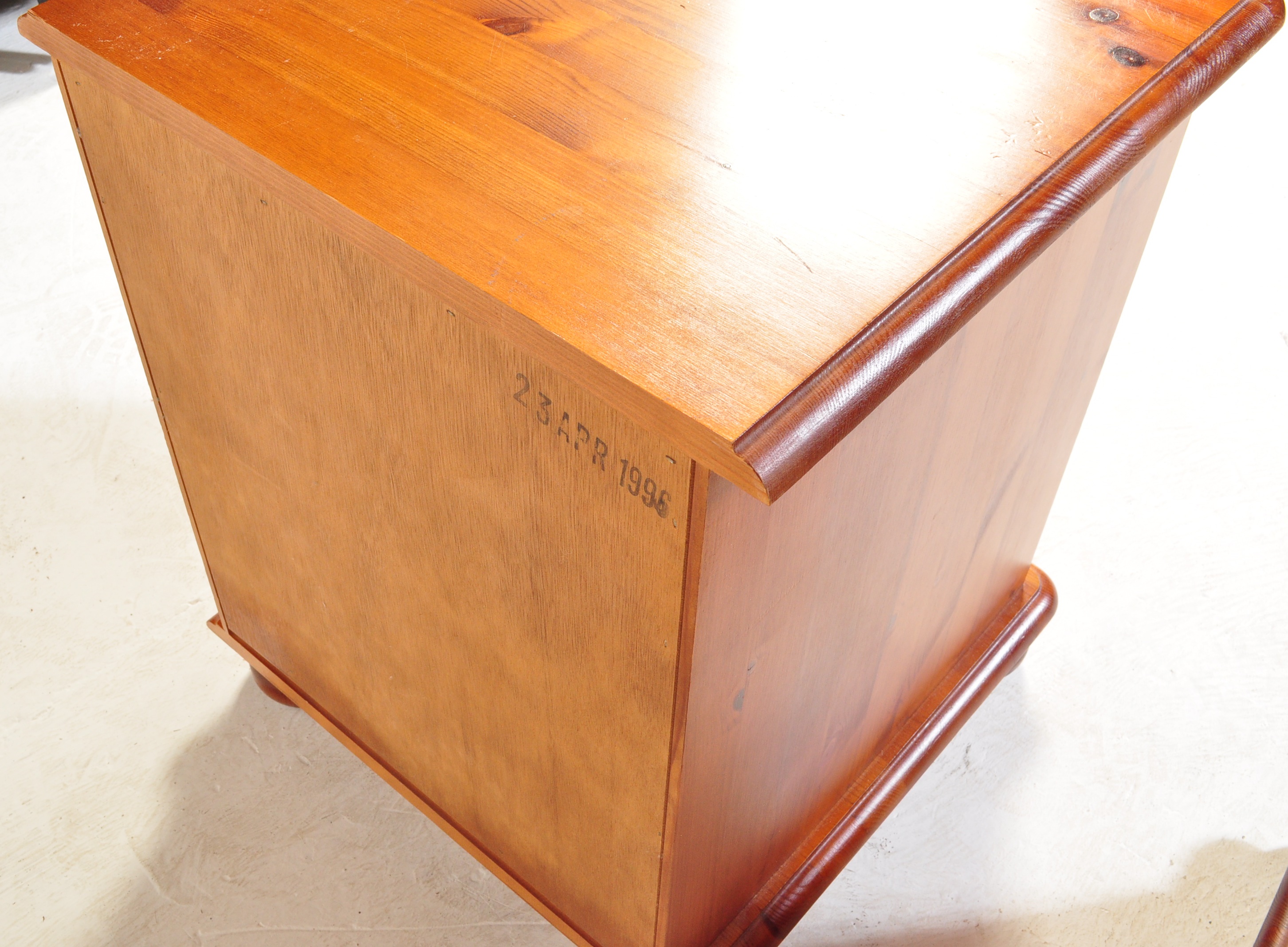 PAIR OF 20TH CENTURY PINE BEDSIDE CABINETS - Image 5 of 5