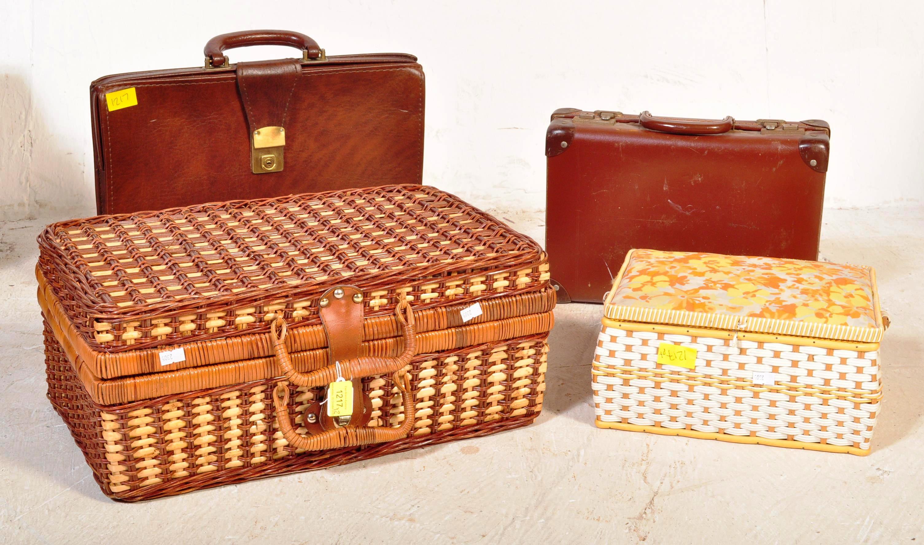 ASSORTMENT OF RETRO VINTAGE TRAVEL WARE