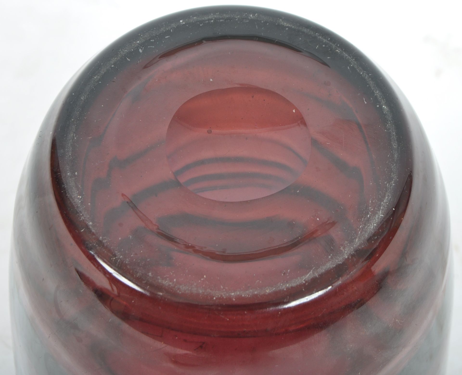 WHITEFRIARS - LARGE RETRO AMETHYST RIBBED GLASS VASE - Bild 4 aus 4