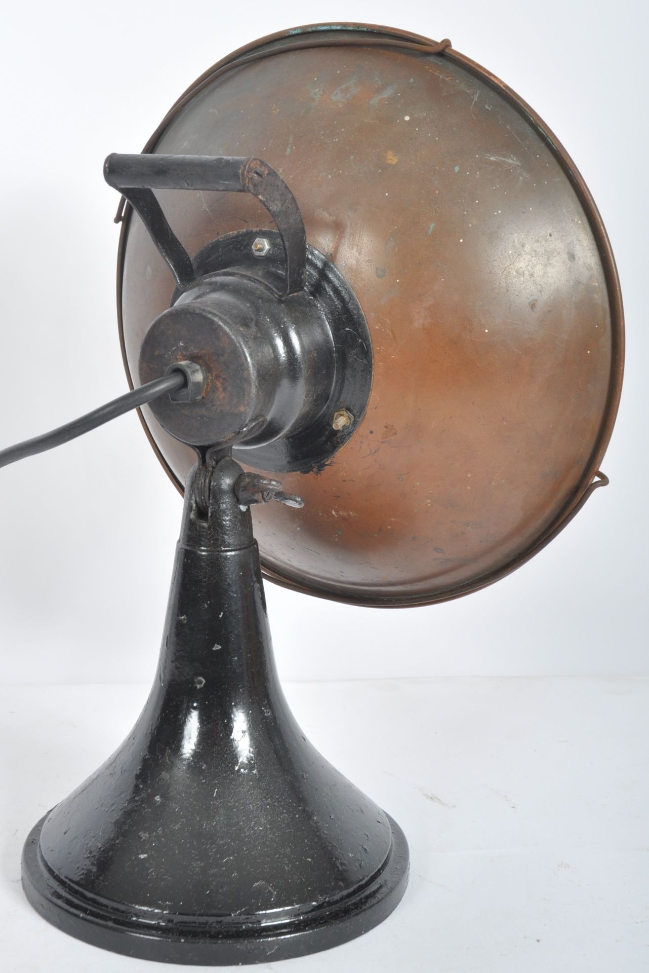 20TH CENTURY ART DECO COPPER AND CAST IRON LAMP - Bild 4 aus 7