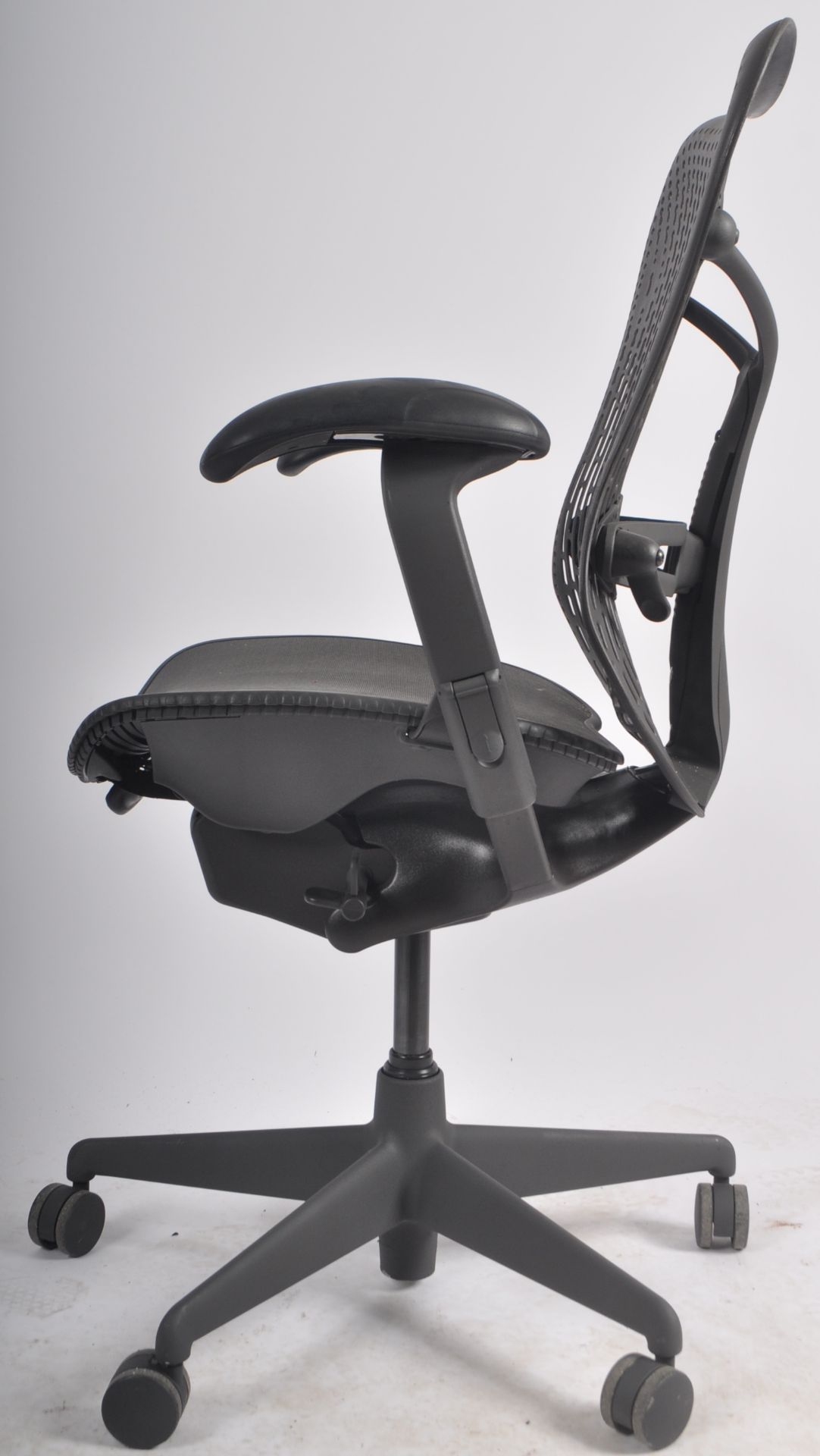 HERMAN MILLER - MIRRA 2 - SWIVEL OFFICE DESK CHAIR BY STUDIO 7.5 - Image 5 of 8