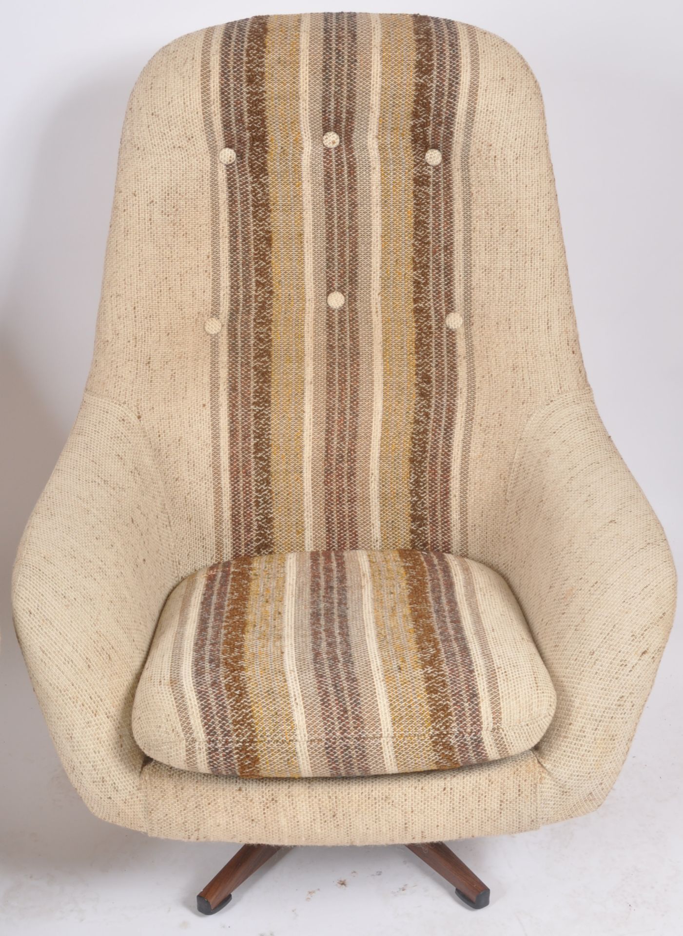 SLATTE GUNGAN - MATCHING PAIR OF SWIVEL EGG CHAIRS - Image 3 of 9