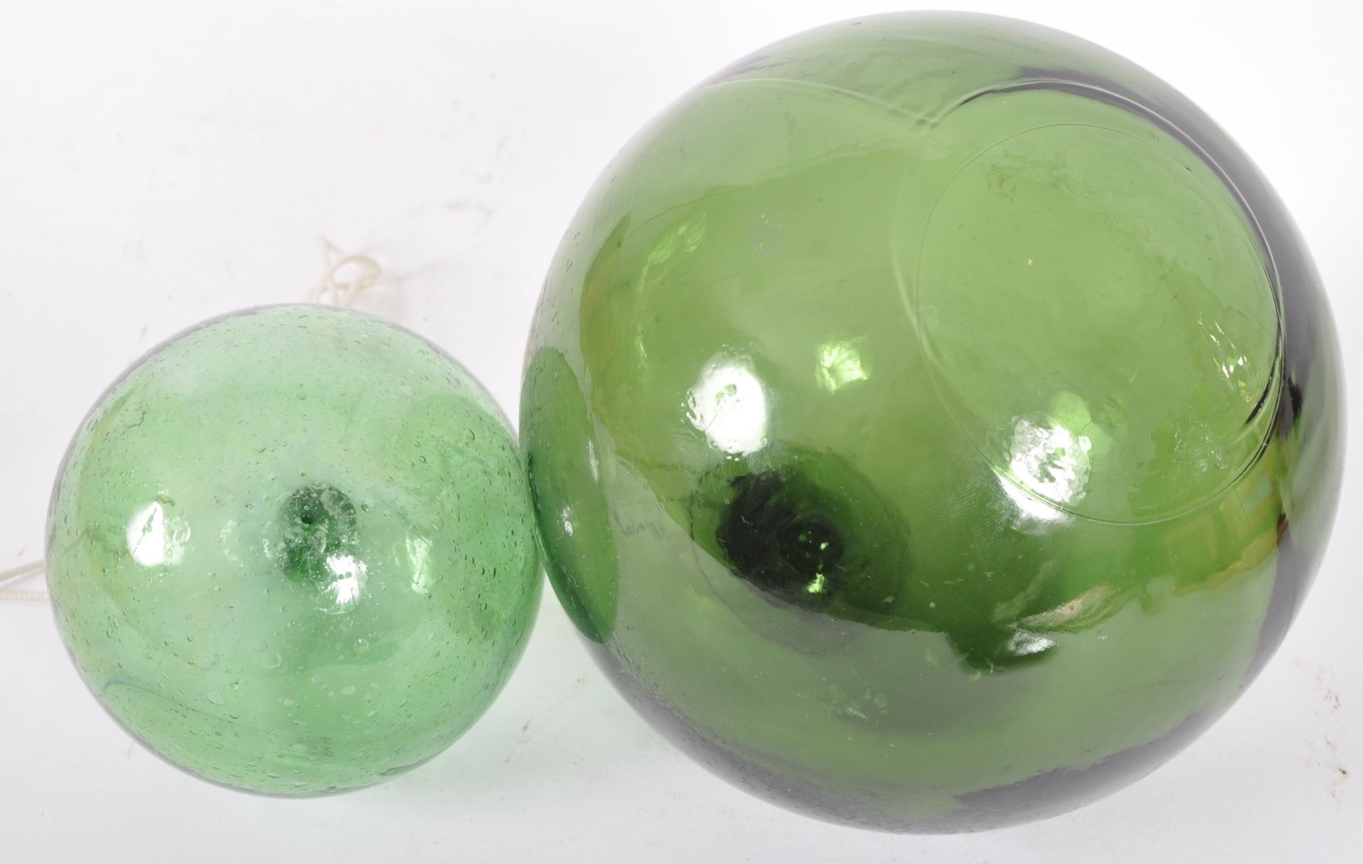 TWO EARLY TO MID 20TH CENTURY GLASS WITCHES BALLS - Bild 2 aus 4