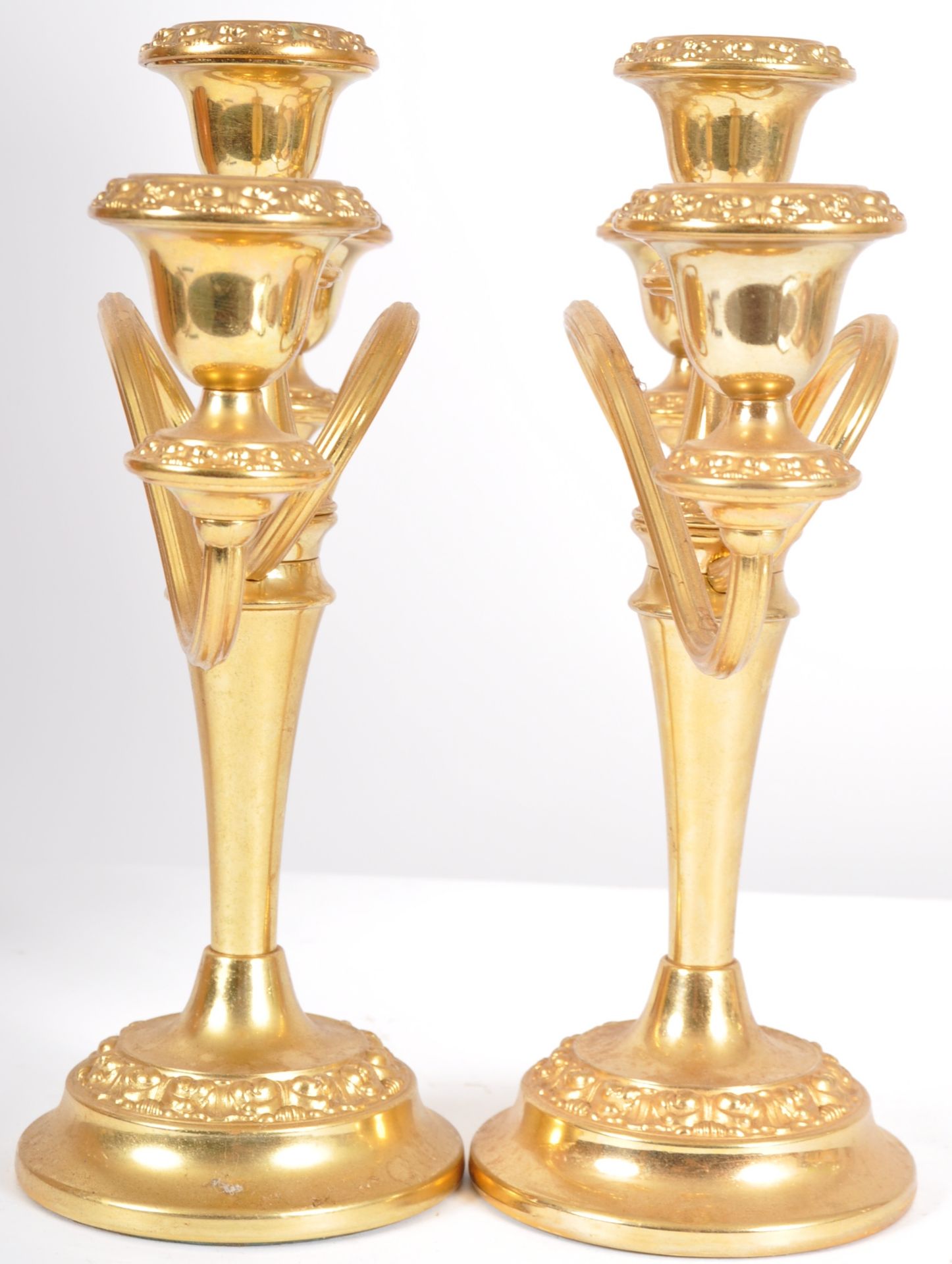 MATCHING PAIR OF HOLLYWOOD REGENCY GILT CANDELABRAS - Bild 2 aus 7