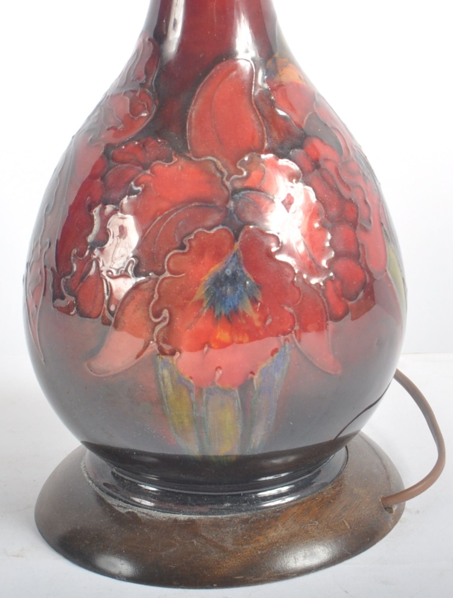 MOORCROFT POTTERY - VINTAGE HAND PAINTED TABLE LAMP - Image 5 of 7