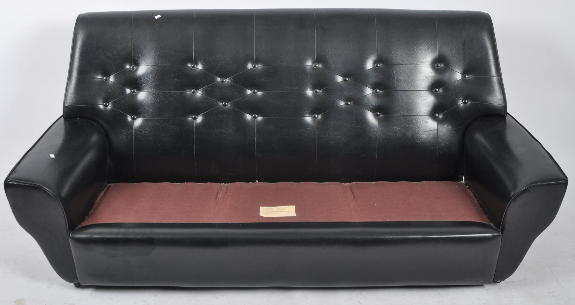 MID 20TH CENTURY THREE PIECE SOFA AND ARMCHAIRS SUITE - Bild 8 aus 14