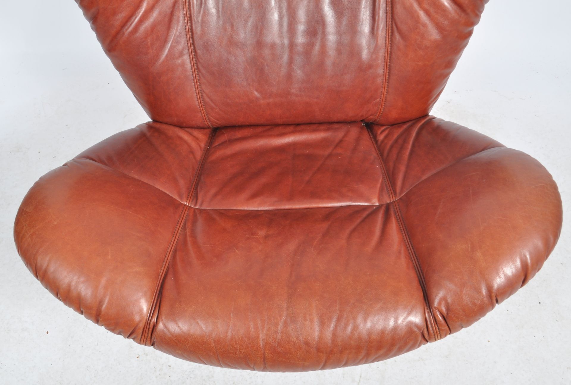 CONTEMPORARY DESIGNER SWIVEL EASY LOUNGE CHAIR - Image 3 of 8