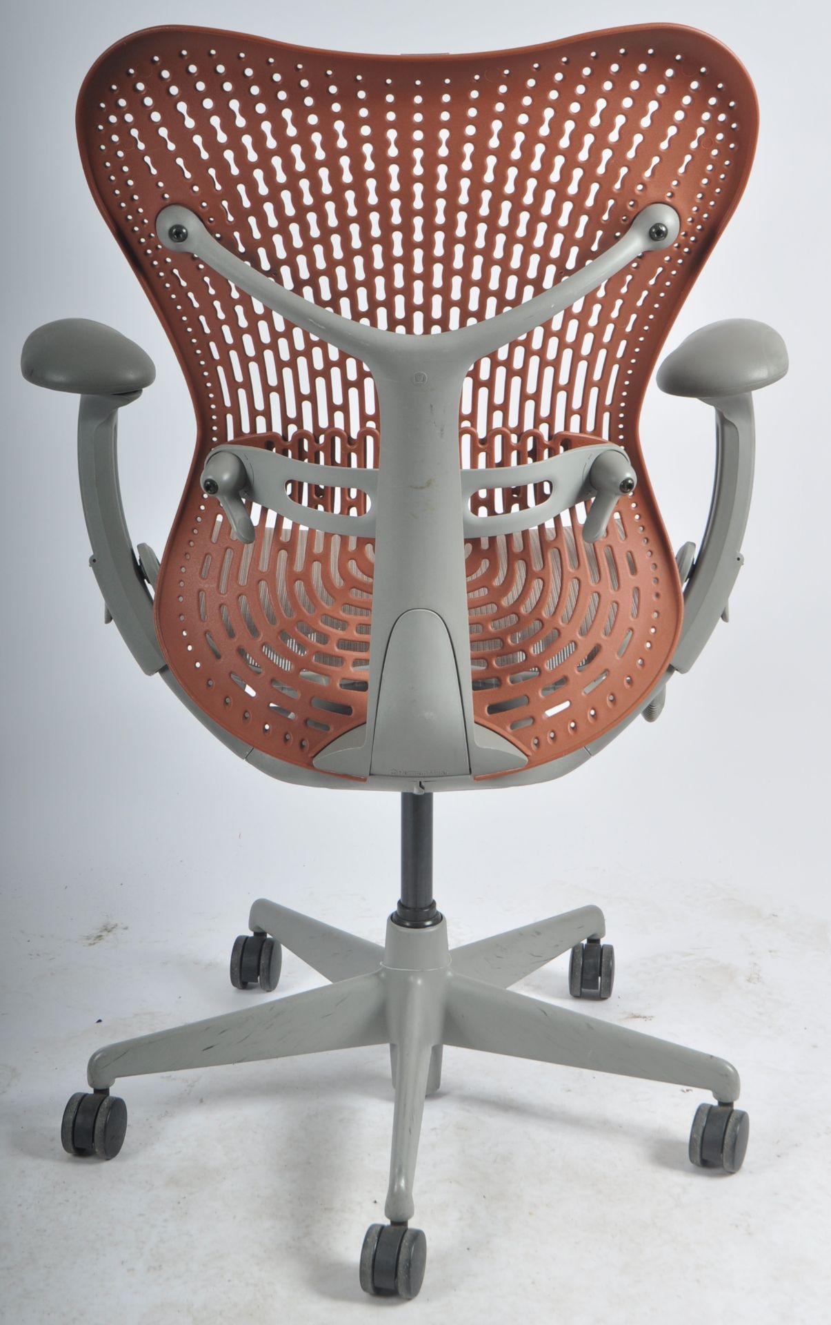 HERMAN MILLER - MIRRA 2 - SWIVEL OFFICE DESK CHAIR BY STUDIO 7.5 - Image 6 of 7