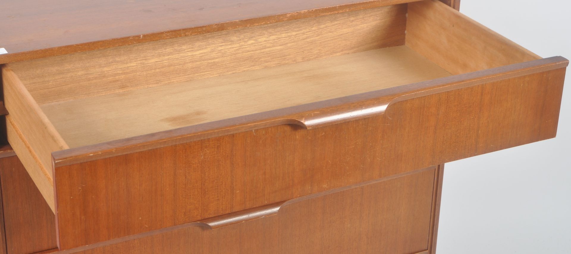 FRANK GUILLE FOR AUSTINE SUITE - TEAK CHEST OF DRAWERS - Bild 4 aus 7