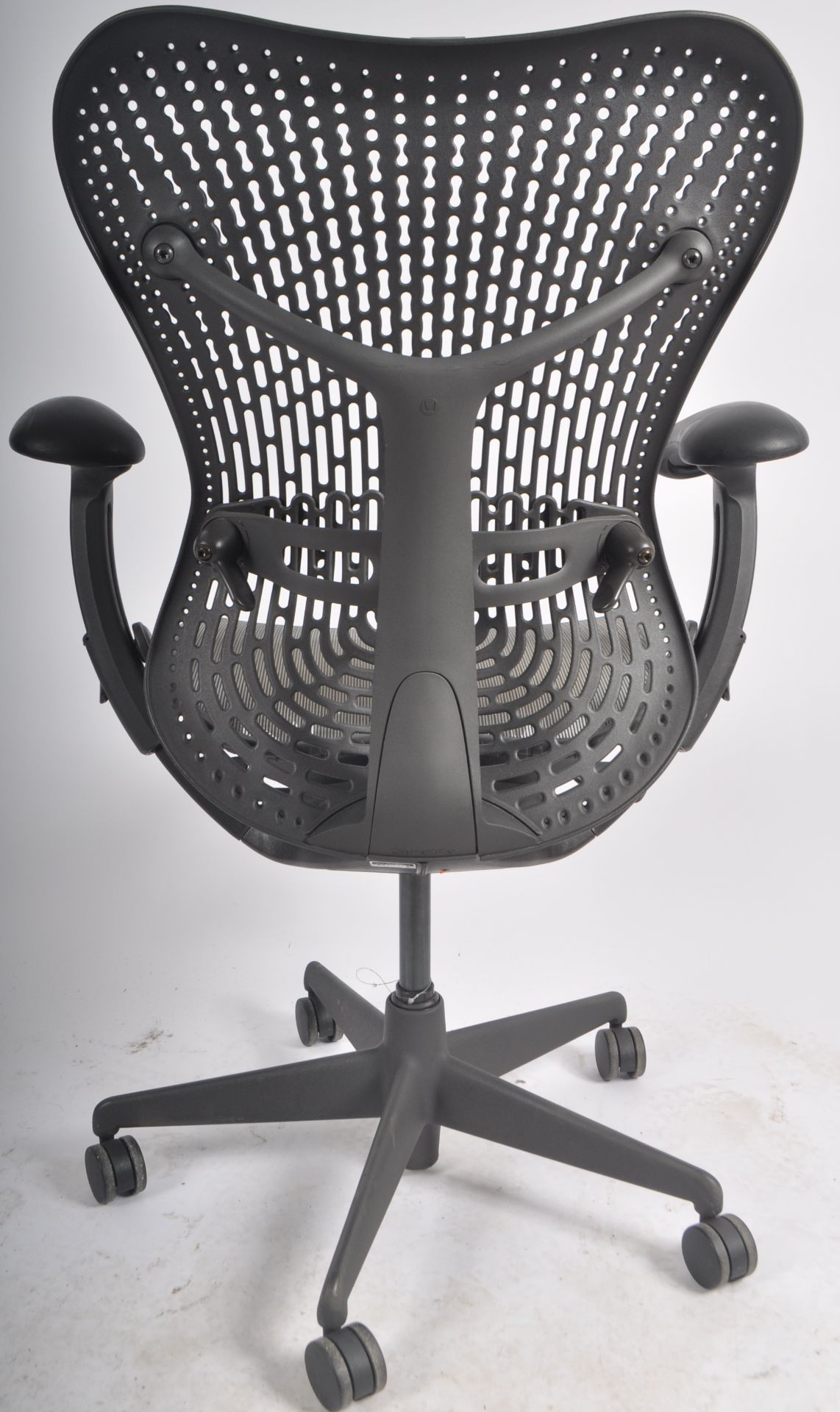 HERMAN MILLER - MIRRA 2 - SWIVEL OFFICE DESK CHAIR BY STUDIO 7.5 - Image 6 of 7