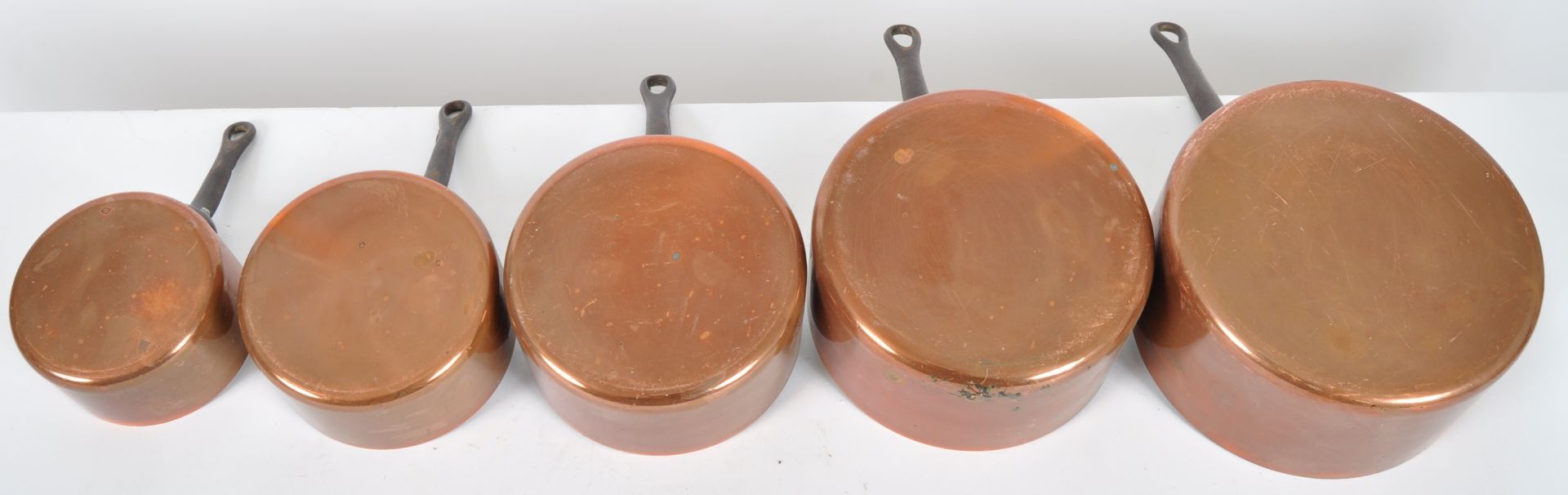 MATCHING SET OF FIVE FRENCH COPPER SAUCEPANS - Bild 4 aus 10