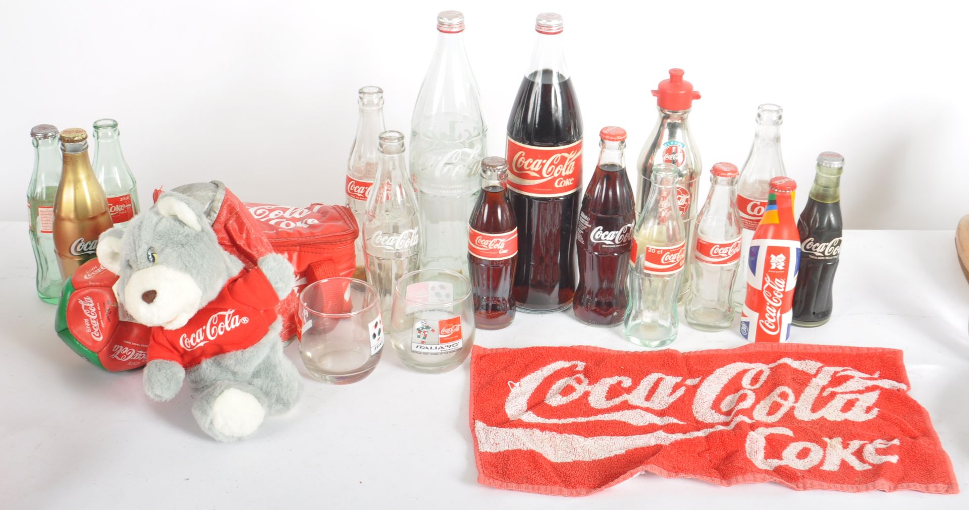 COCA COLA - SELECTION OF VINTAGE MERCHANDISE & ADVERTISING - Image 2 of 20