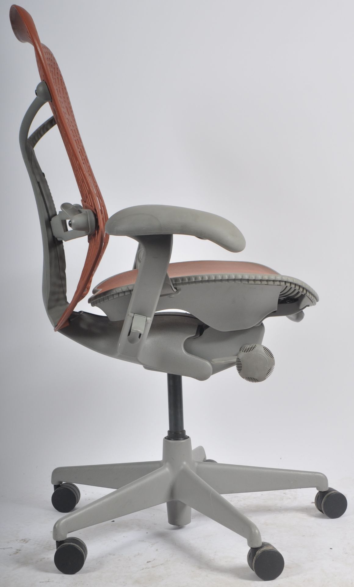 HERMAN MILLER - MIRRA 2 - SWIVEL OFFICE DESK CHAIR BY STUDIO 7.5 - Image 5 of 7