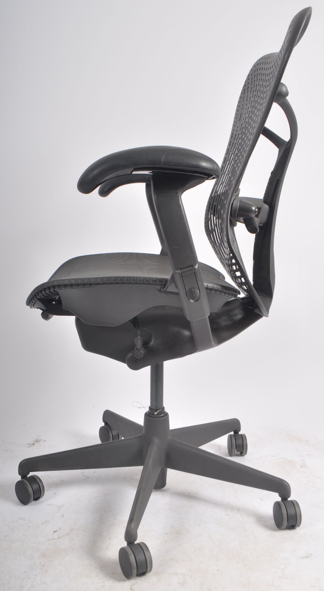 HERMAN MILLER - MIRRA 2 - SWIVEL OFFICE DESK CHAIR BY STUDIO 7.5 - Bild 7 aus 7