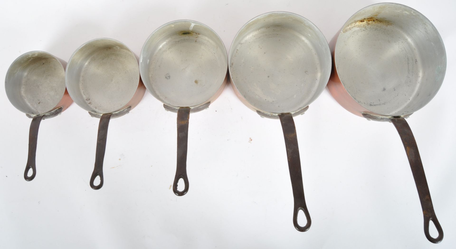 MATCHING SET OF FIVE FRENCH COPPER SAUCEPANS - Bild 5 aus 10