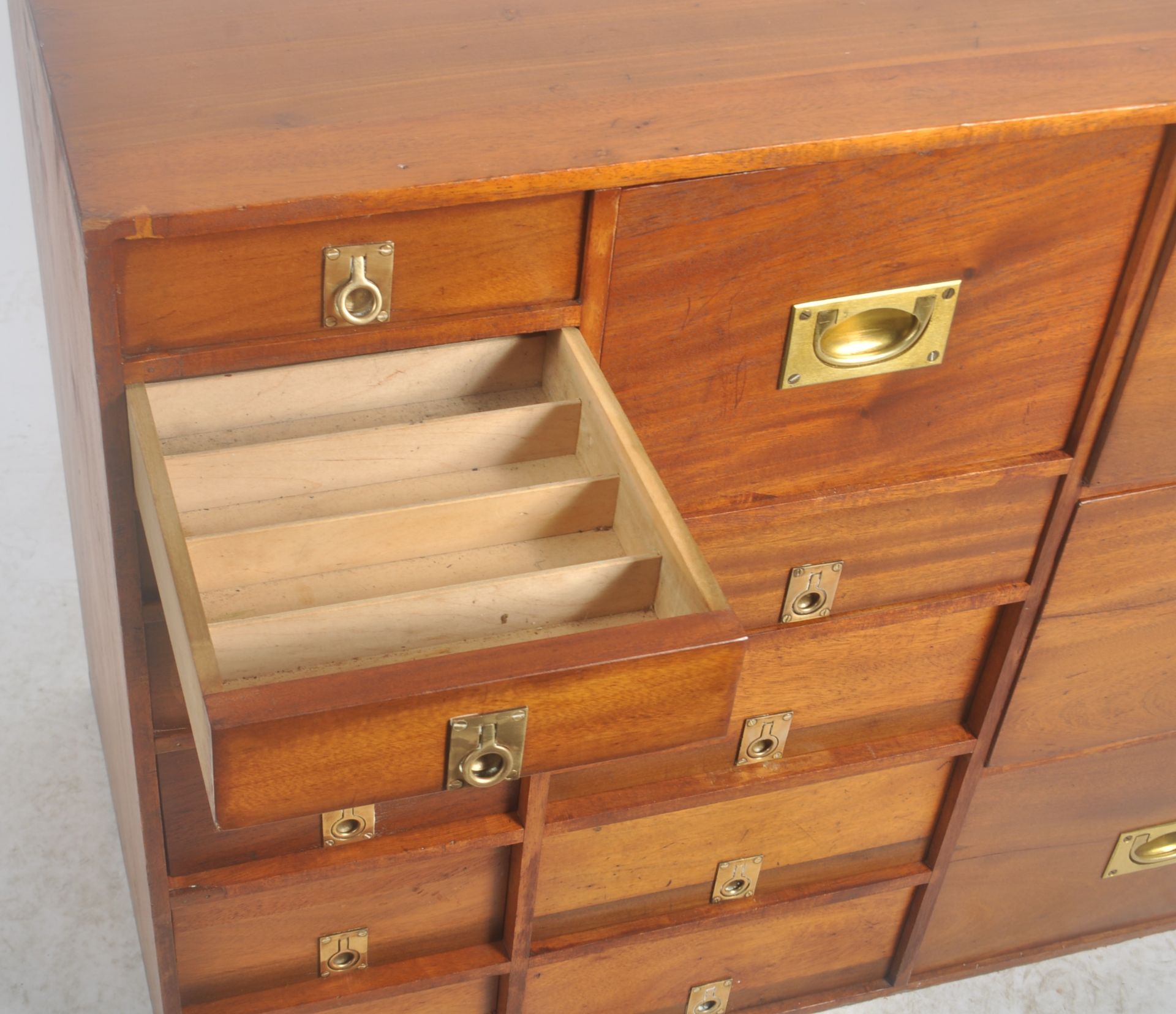 VINTAGE 20TH CENTURY TEAK CAMPAIGN MULTI CHEST OF DRAWERS - Bild 6 aus 15