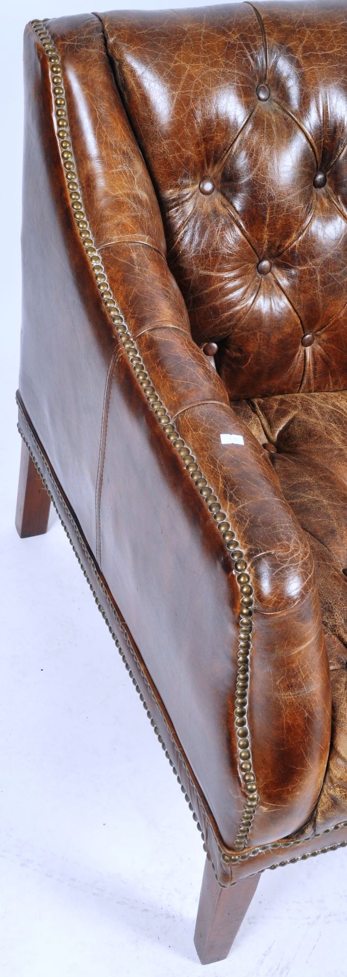 20TH CENTURY BROWN LEATHER CHESTERFIELD SOFA SETTEE - Bild 4 aus 6