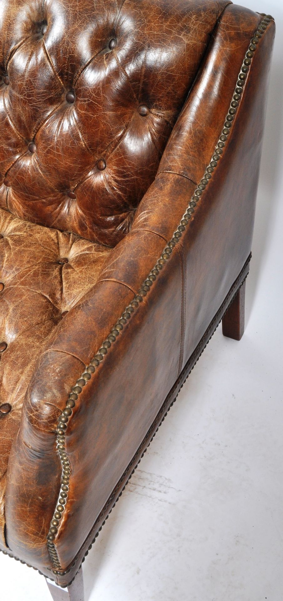 20TH CENTURY BROWN LEATHER CHESTERFIELD SOFA SETTEE - Bild 6 aus 6