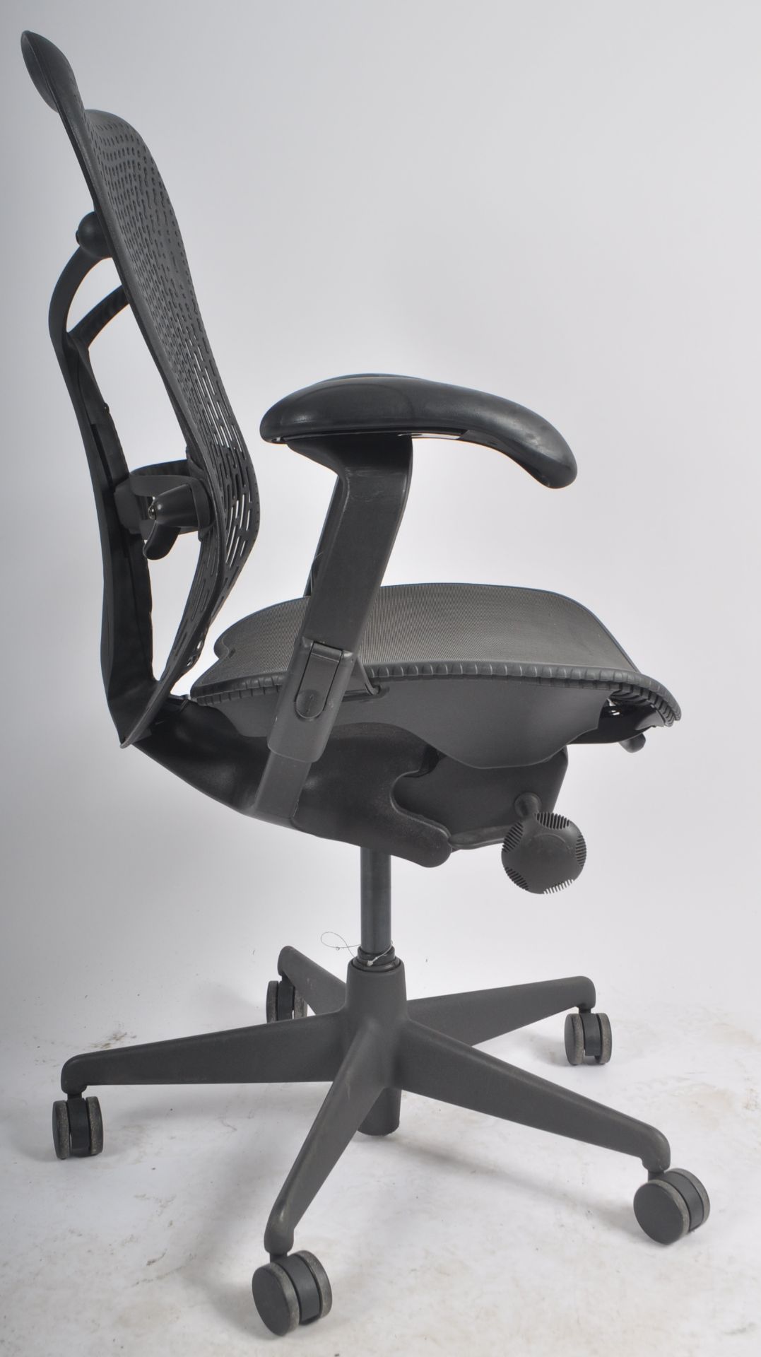 HERMAN MILLER - MIRRA 2 - SWIVEL OFFICE DESK CHAIR BY STUDIO 7.5 - Image 5 of 7