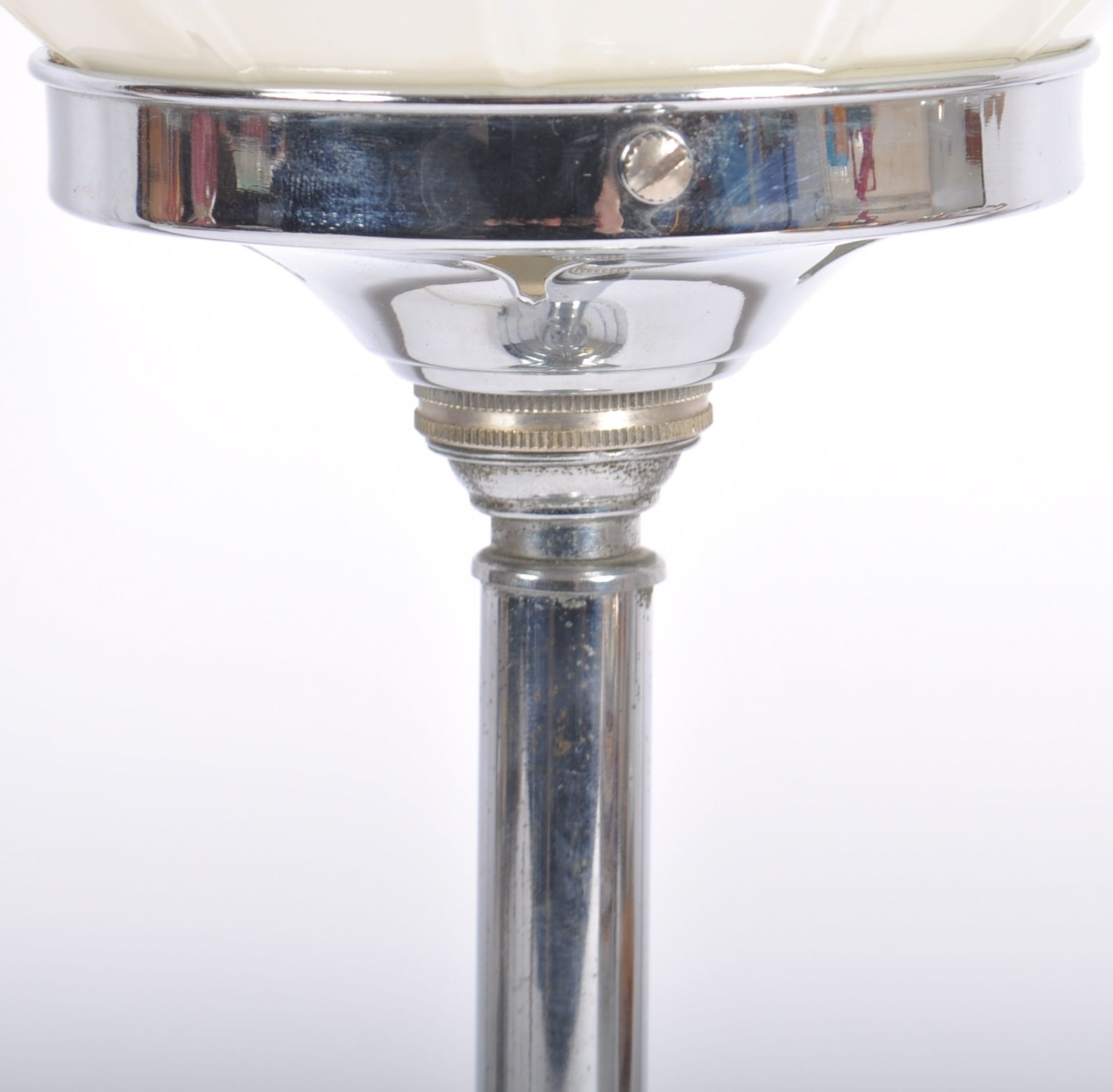 VINTAGE ART DECO GLASS AND CHROME TABLE LAMP - Image 5 of 5