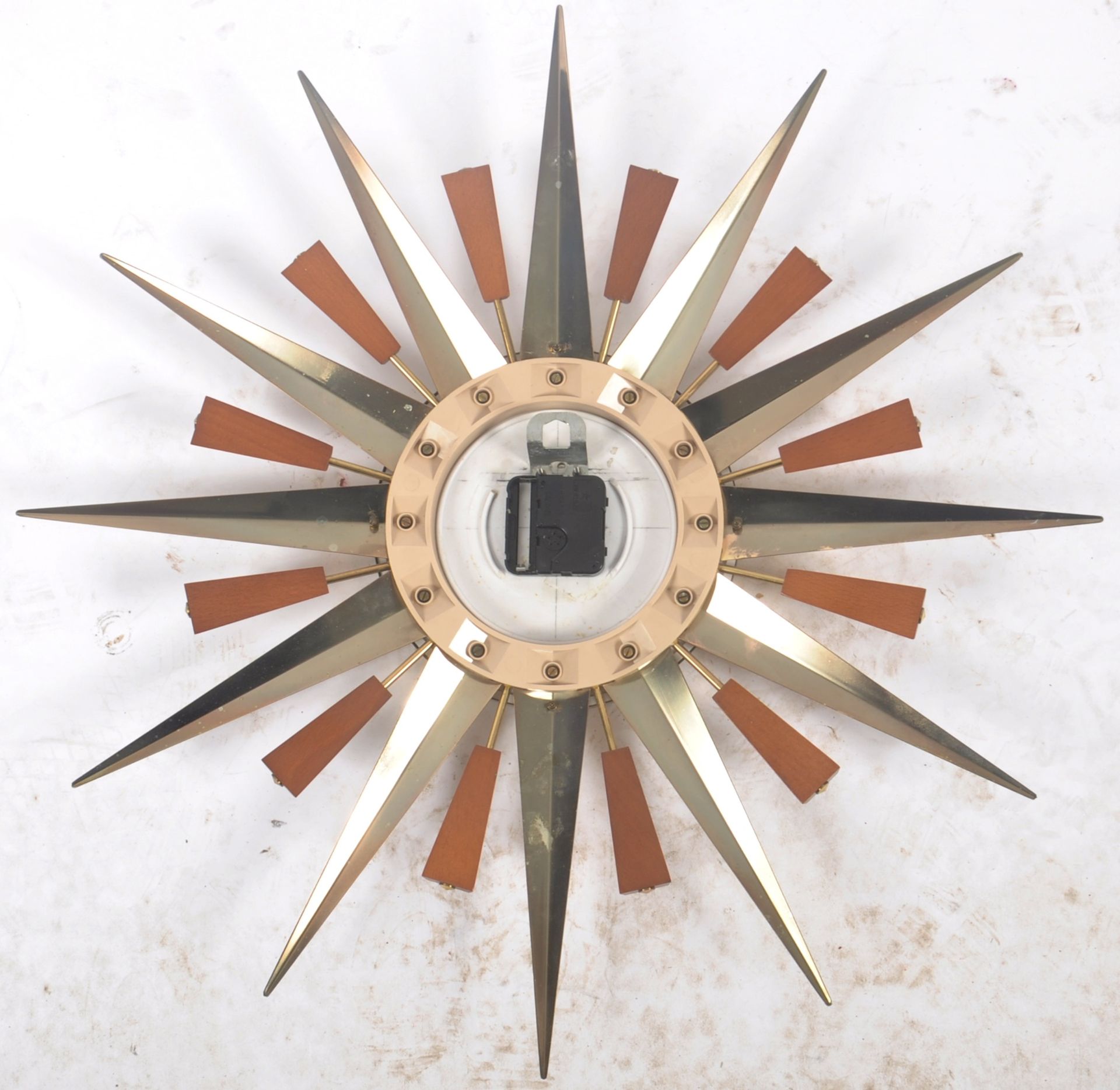 TIMESCOPE - RETRO SUNBURST WALL CLOCK - Image 4 of 4