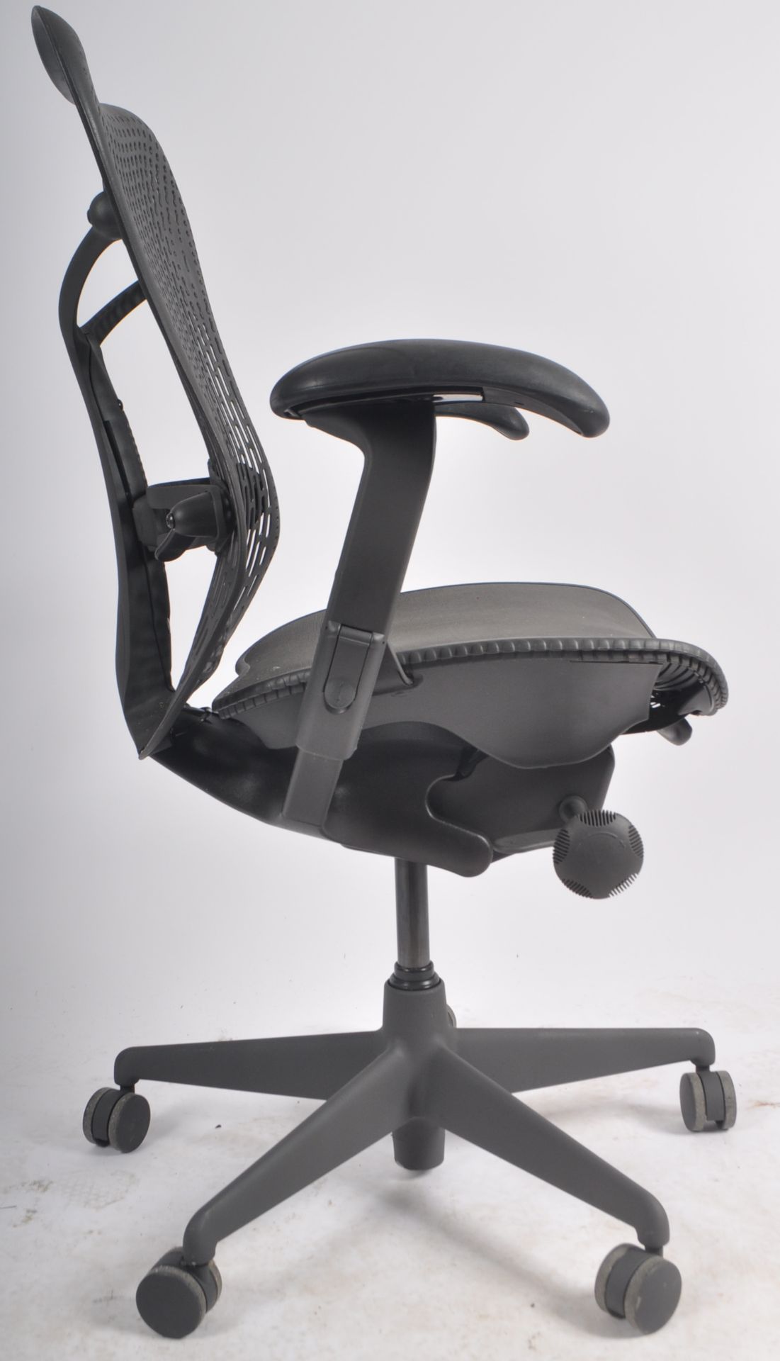 HERMAN MILLER - MIRRA 2 - SWIVEL OFFICE DESK CHAIR BY STUDIO 7.5 - Image 7 of 8