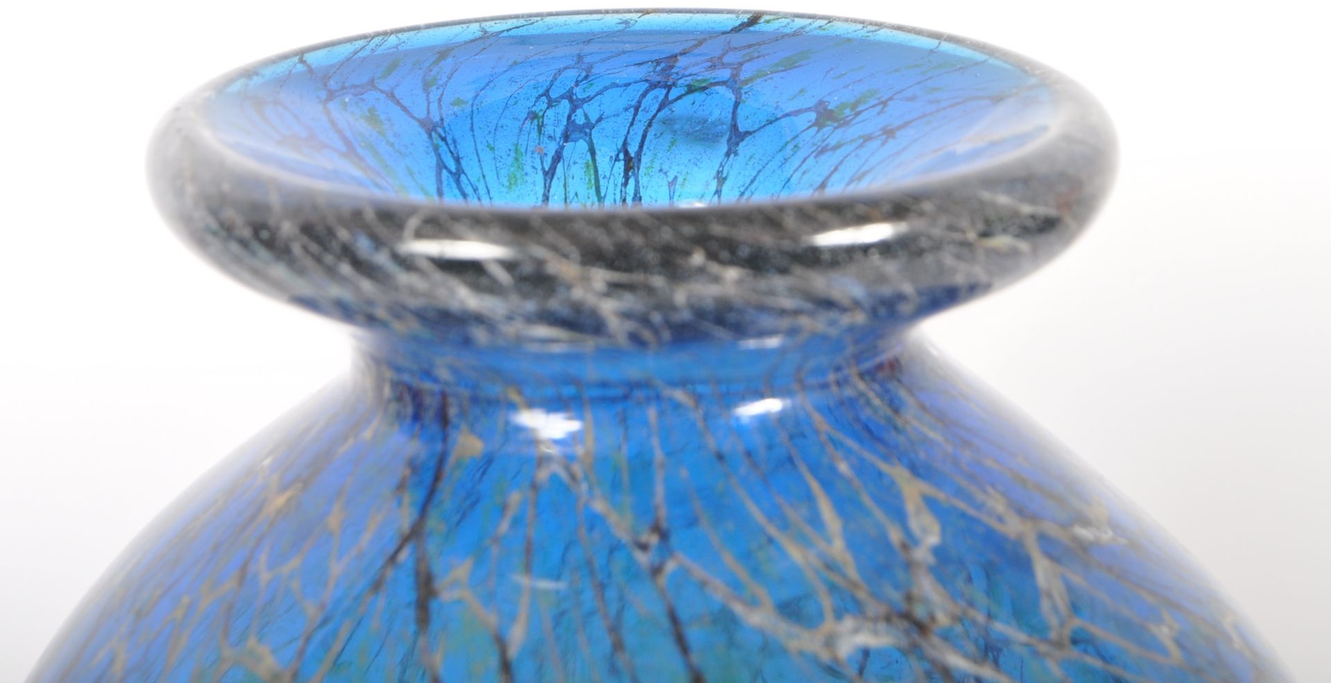 LARGE 20TH CENTURY MDINA STYLE GLASS VASE - Image 4 of 7