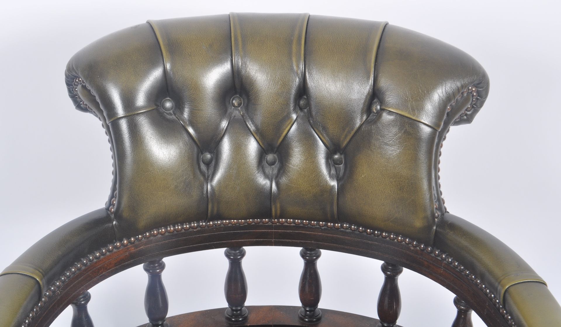 1980s VICTORIAN STYLE GREEN LEATHER CAPTAINS DESK CHAIR - Image 3 of 6