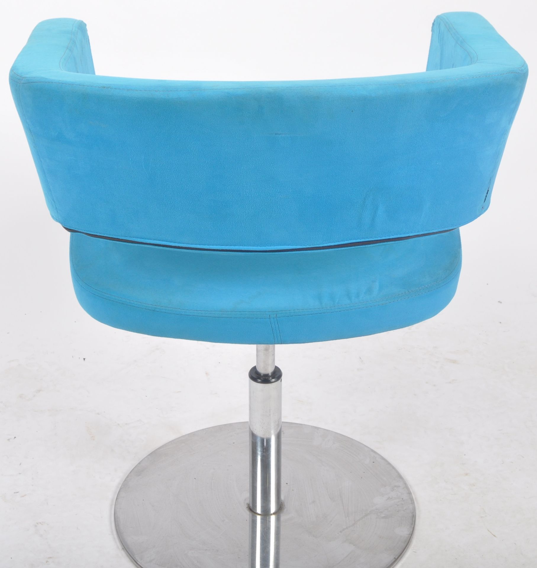 CONTEMPORARY DESIGNER SWIVEL OFFICE / LOBBY CHAIR - Image 5 of 7