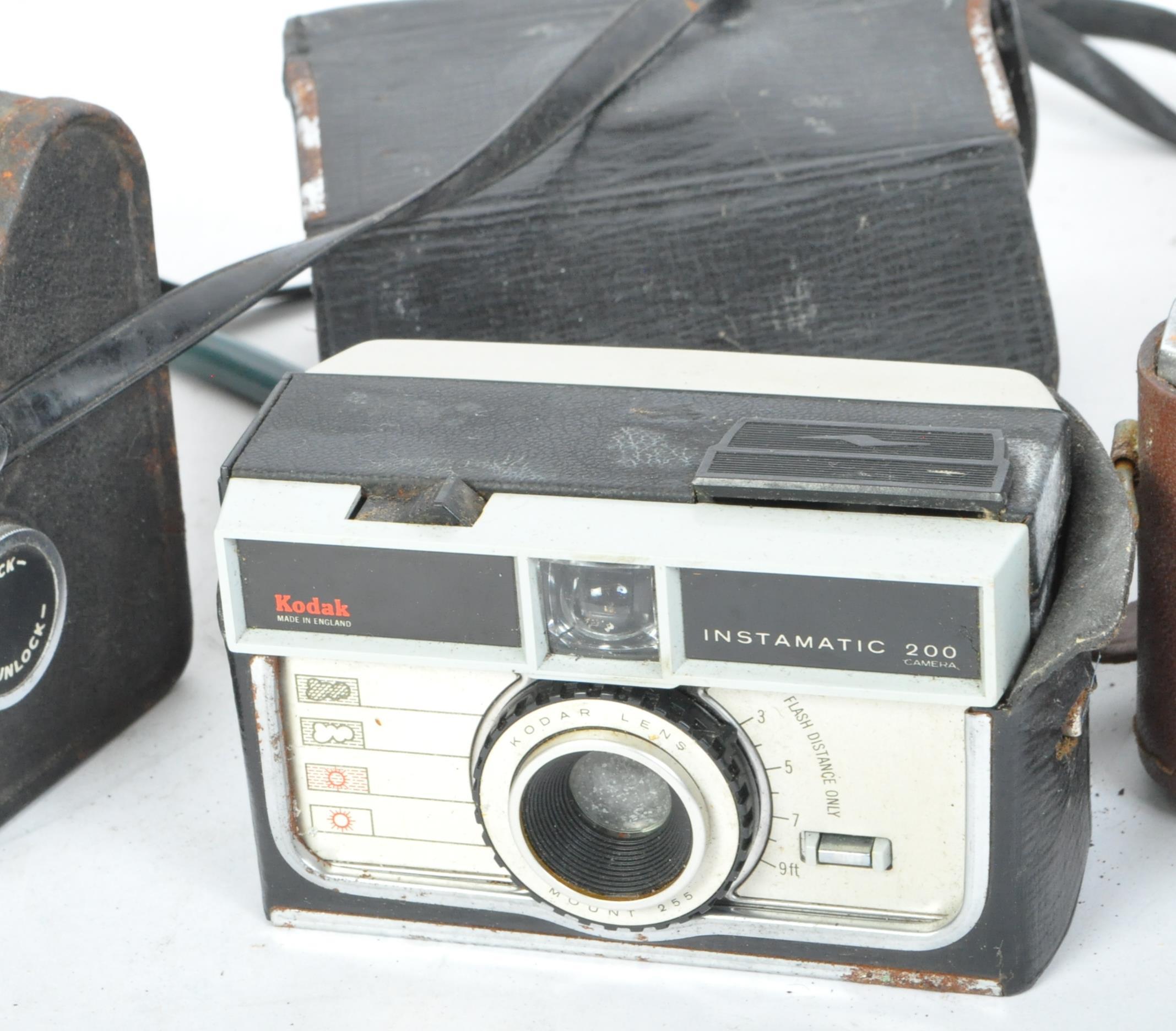 COLLECTION OF VINTAGE 20TH CENTURY CAMERAS - Image 5 of 8