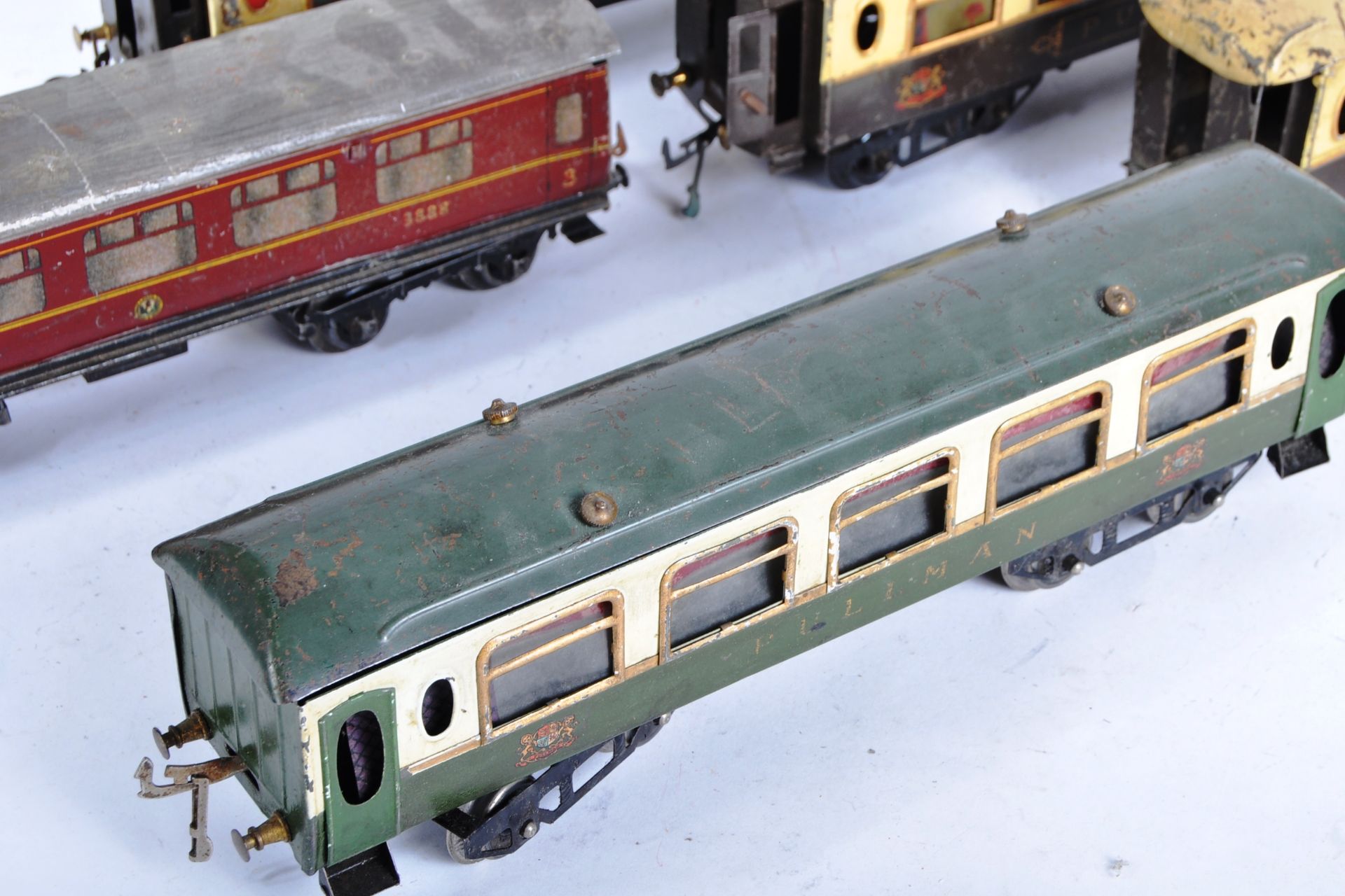 COLLECTION OF VINTAGE HORNBY O GAUGE TINPLATE TRAINSET CARRIAGES - Image 4 of 7