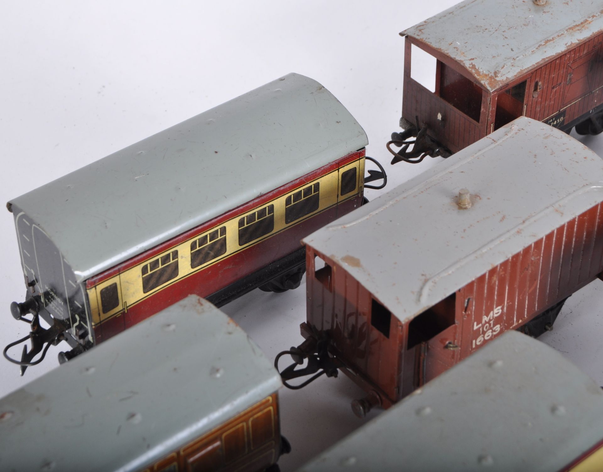 COLLECTION OF VINTAGE HORNBY SERIES O GAUGE TINPLATE WAGONS - Image 6 of 6