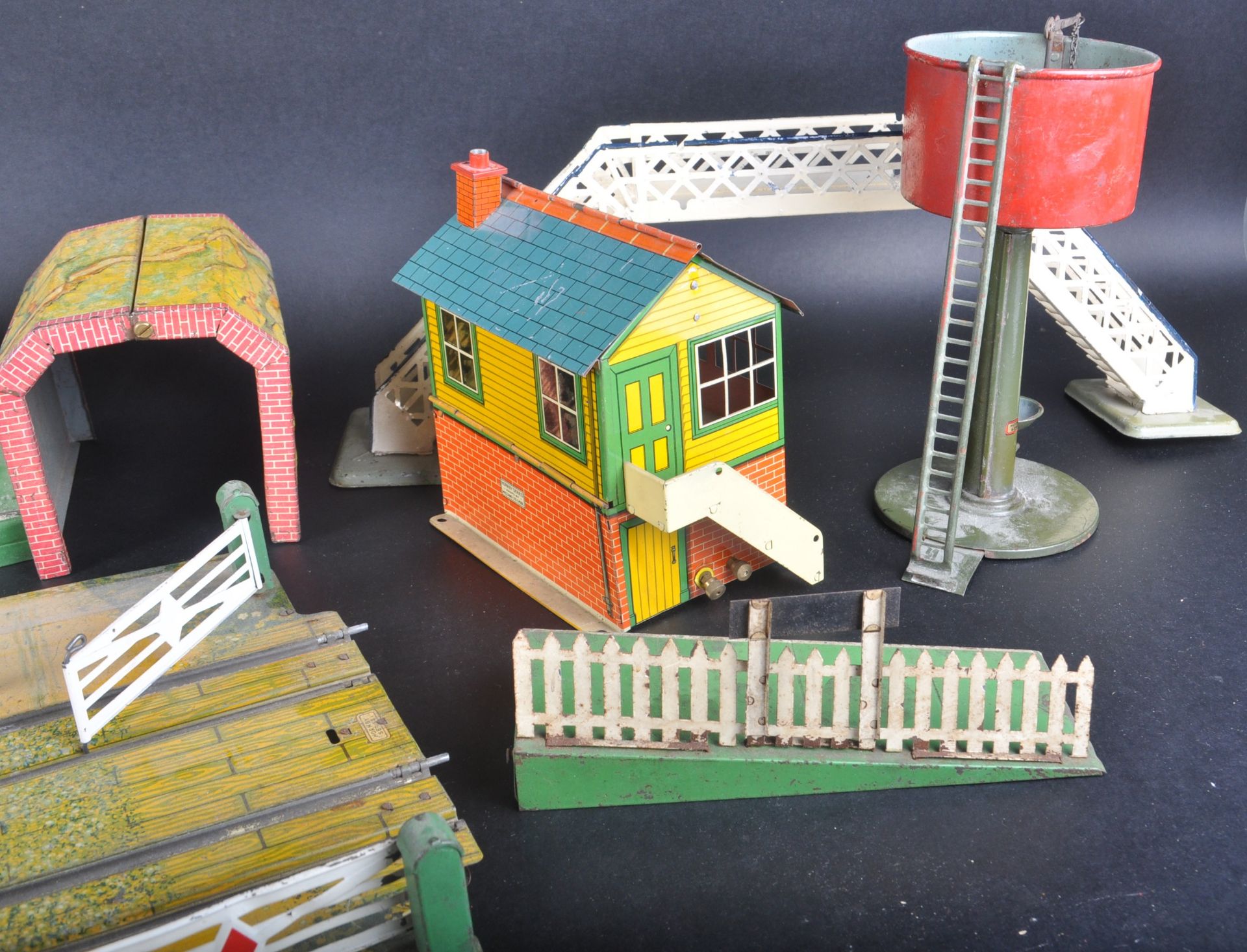 COLLECTION OF VINTAGE HORNBY O GAUGE TINPLATE ACCESSORIES - Image 4 of 5