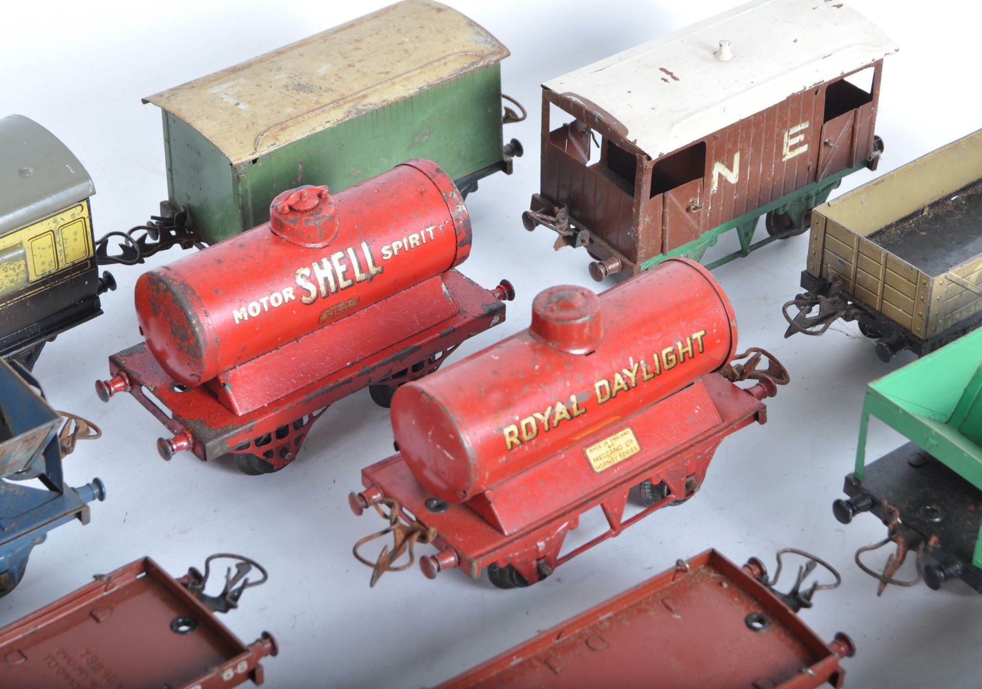 COLLECTION OF VINTAGE HORNBY O GAUGE TINPLATE WAGONS - Image 3 of 10