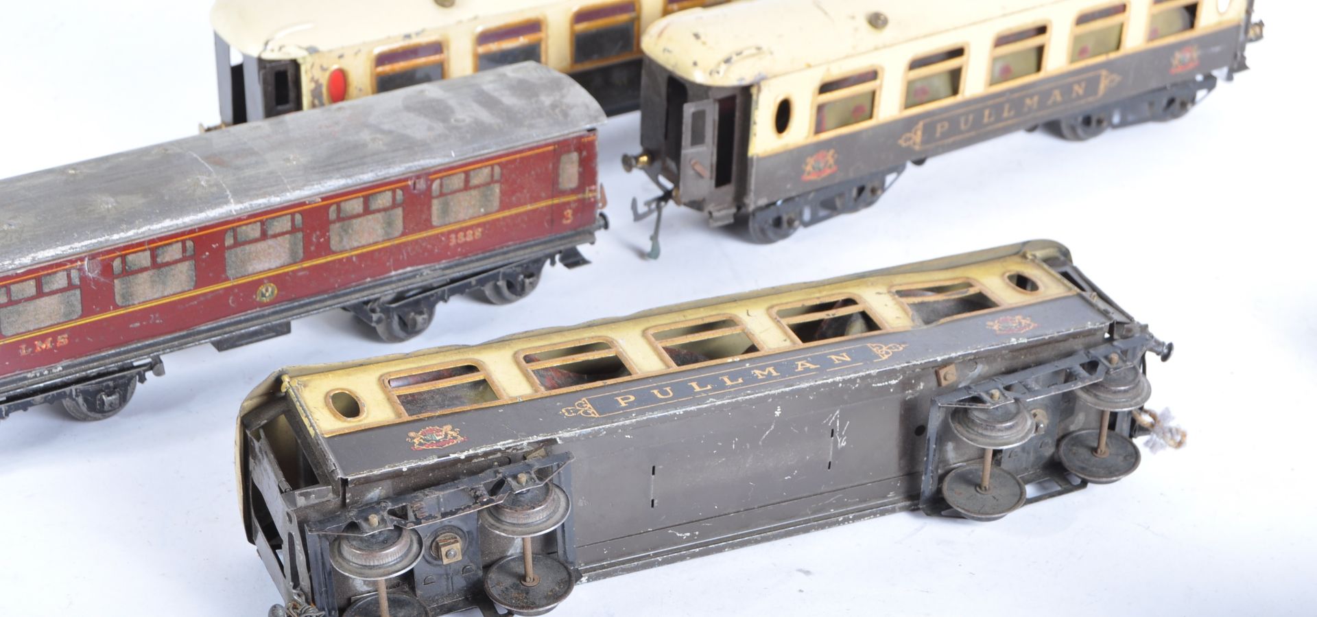 COLLECTION OF VINTAGE HORNBY O GAUGE TINPLATE TRAINSET CARRIAGES - Image 7 of 7