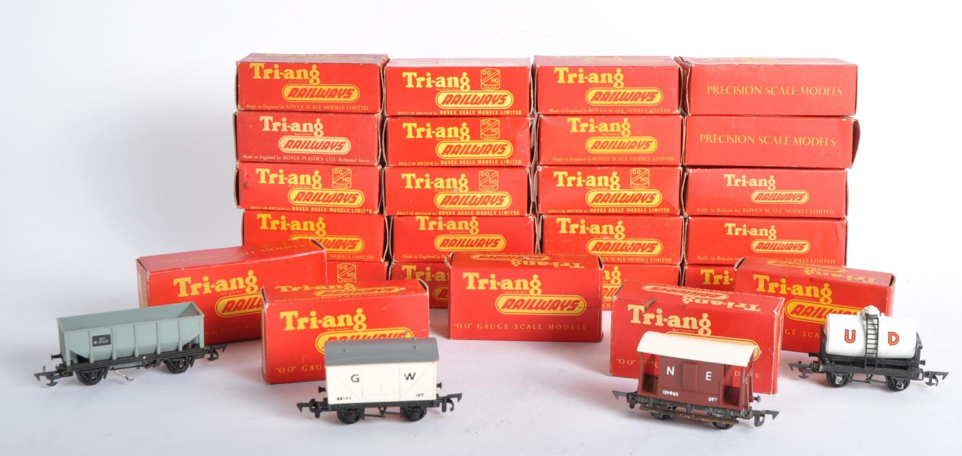 COLLECTION OF VINTAGE TRIANG 00 GAUGE MODEL RAILWAY WAGONS