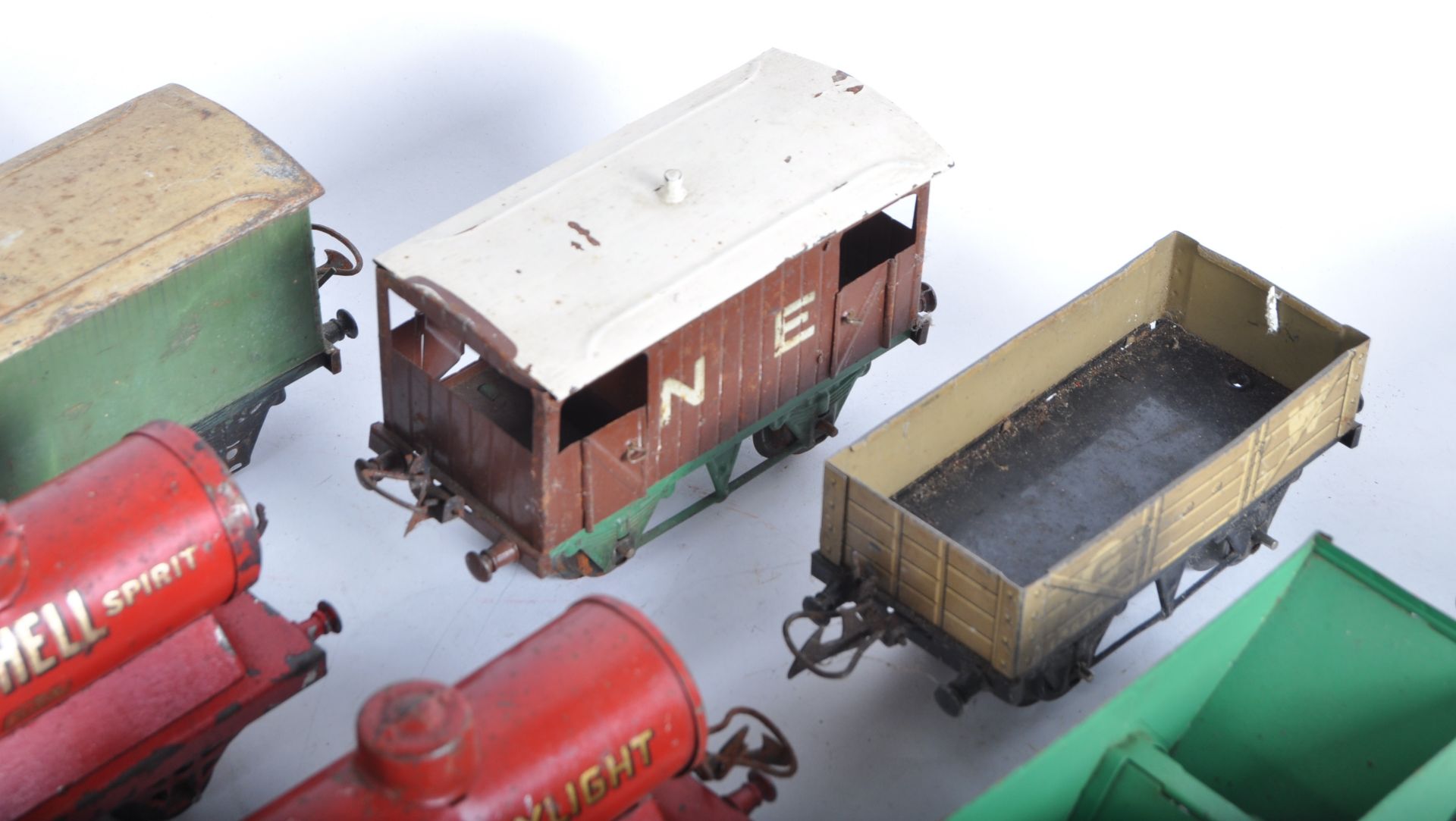 COLLECTION OF VINTAGE HORNBY O GAUGE TINPLATE WAGONS - Image 4 of 10