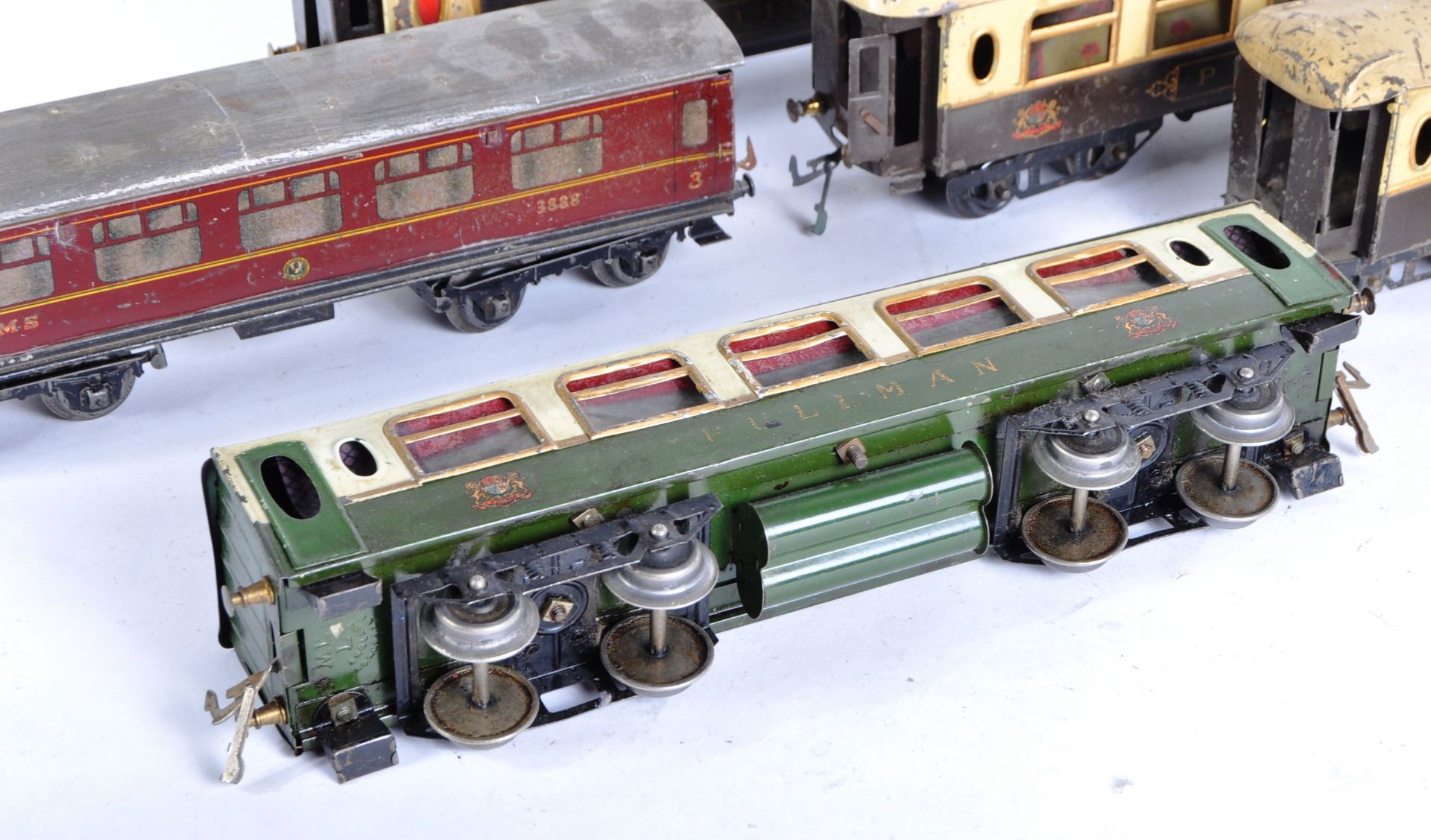 COLLECTION OF VINTAGE HORNBY O GAUGE TINPLATE TRAINSET CARRIAGES - Image 5 of 7