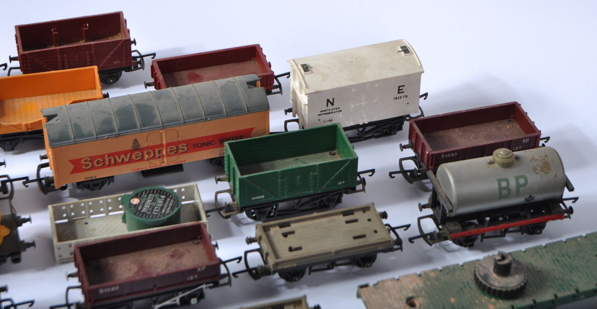 LARGE COLLECTION OF ASSORTED VINTAGE HORNBY ROLLING STOCK - Image 5 of 7